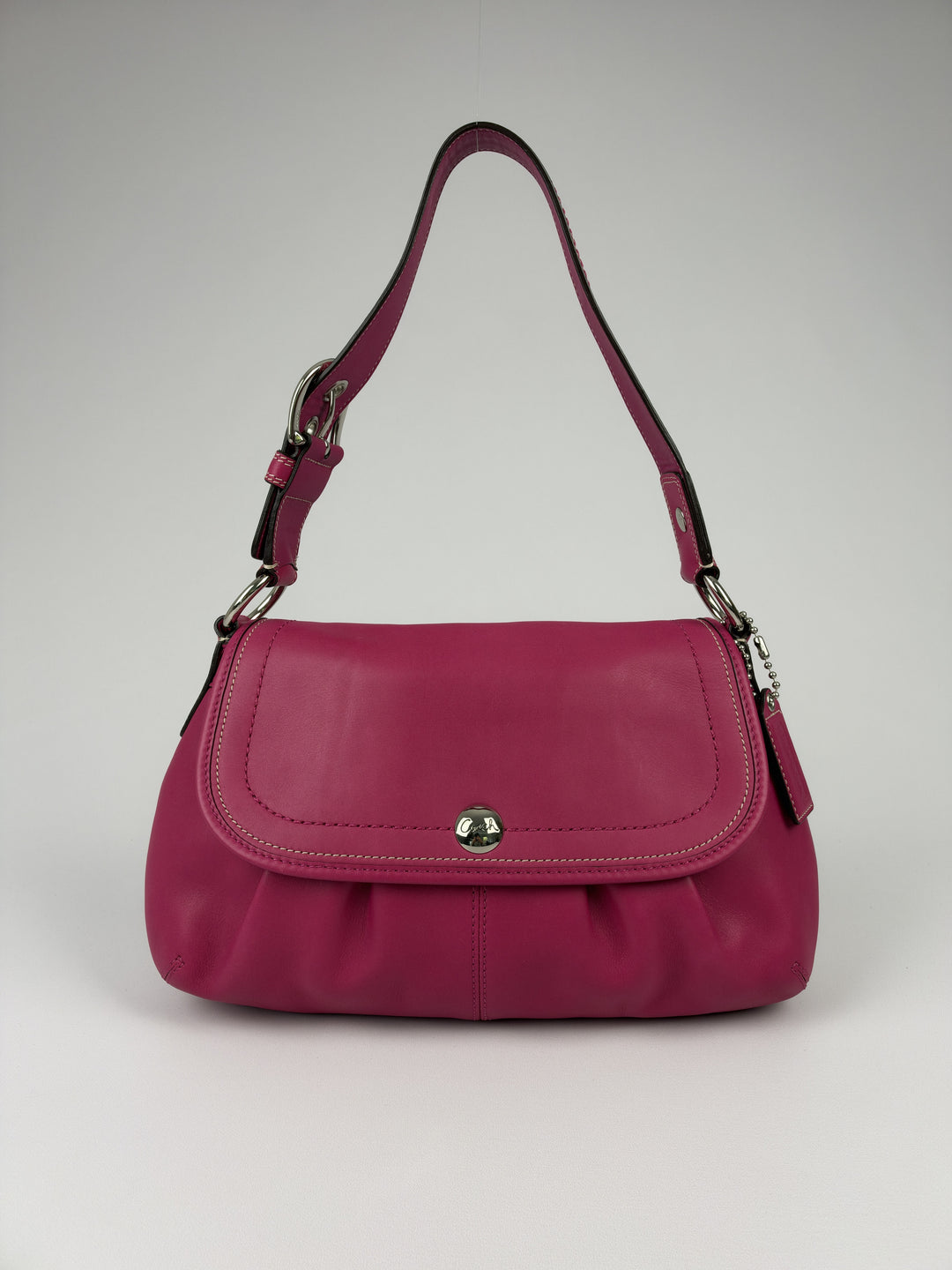 Coach Soho Pleated Leather Flap Shoulder Bag in Fuchsia/Pink, Vorderansicht im Originalfoto
