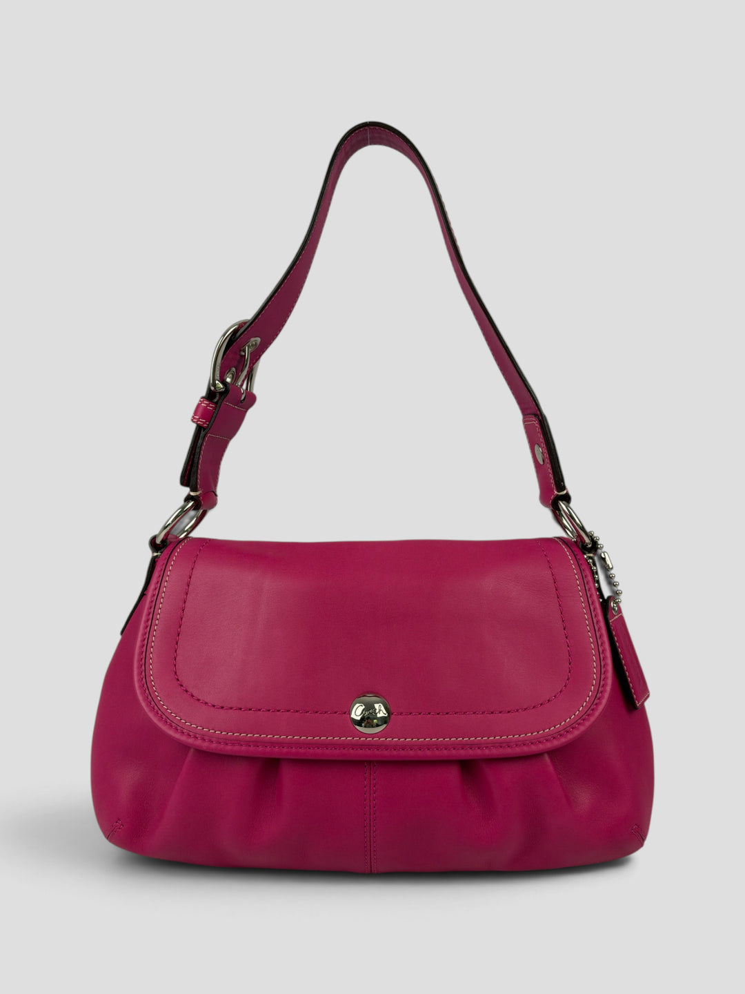 Coach Soho Pleated Leather Flap Shoulder Bag aus Glattleder in Fuchsia/Pink, Vorderansicht