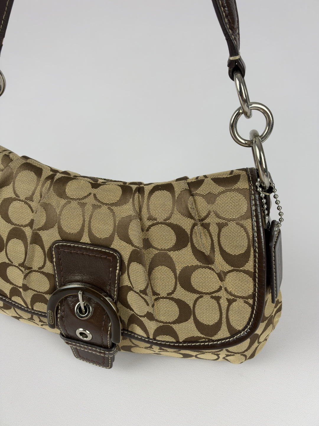 Coach Soho Signature Pleated Buckle Flap Baguette Shoulder Bag in Khaki/Braun, Detailansicht 1