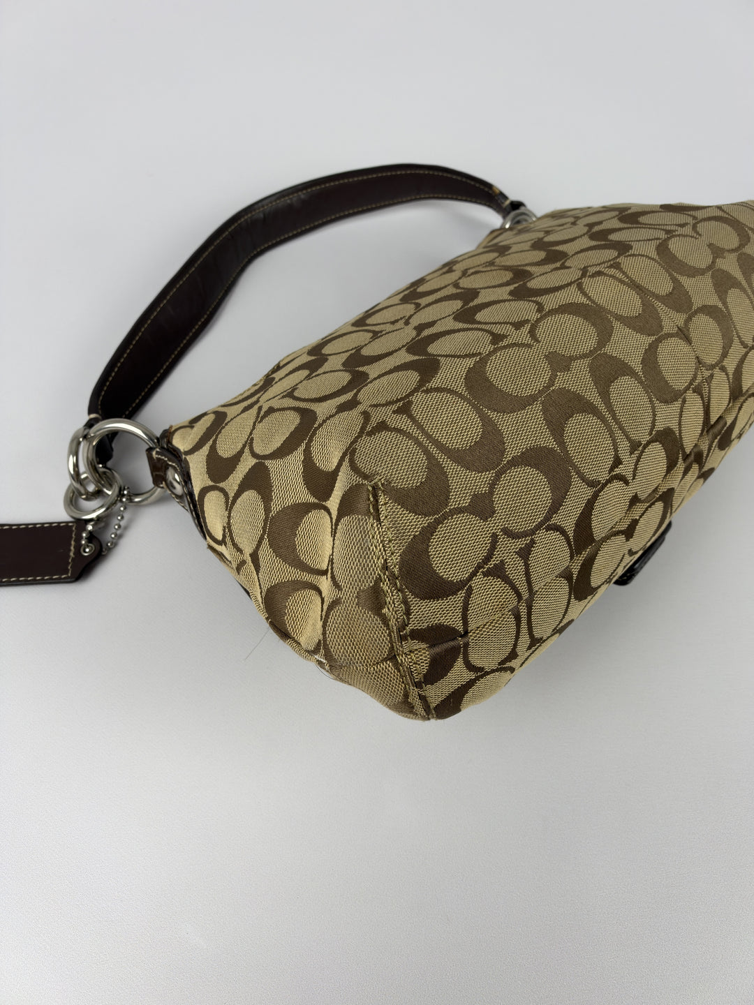 Coach Soho Signature Pleated Buckle Flap Baguette Shoulder Bag in Khaki/Braun, Detailansicht 10