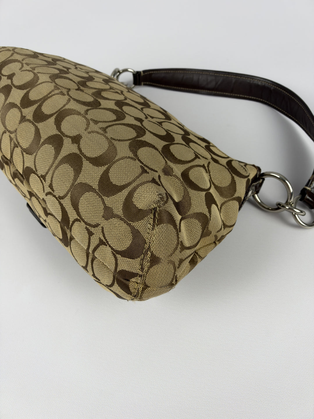 Coach Soho Signature Pleated Buckle Flap Baguette Shoulder Bag in Khaki/Braun, Detailansicht 11