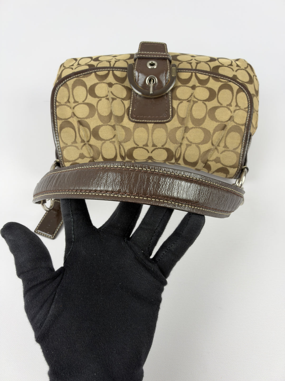 Coach Soho Signature Pleated Buckle Flap Baguette Shoulder Bag in Khaki/Braun, Detailansicht 12