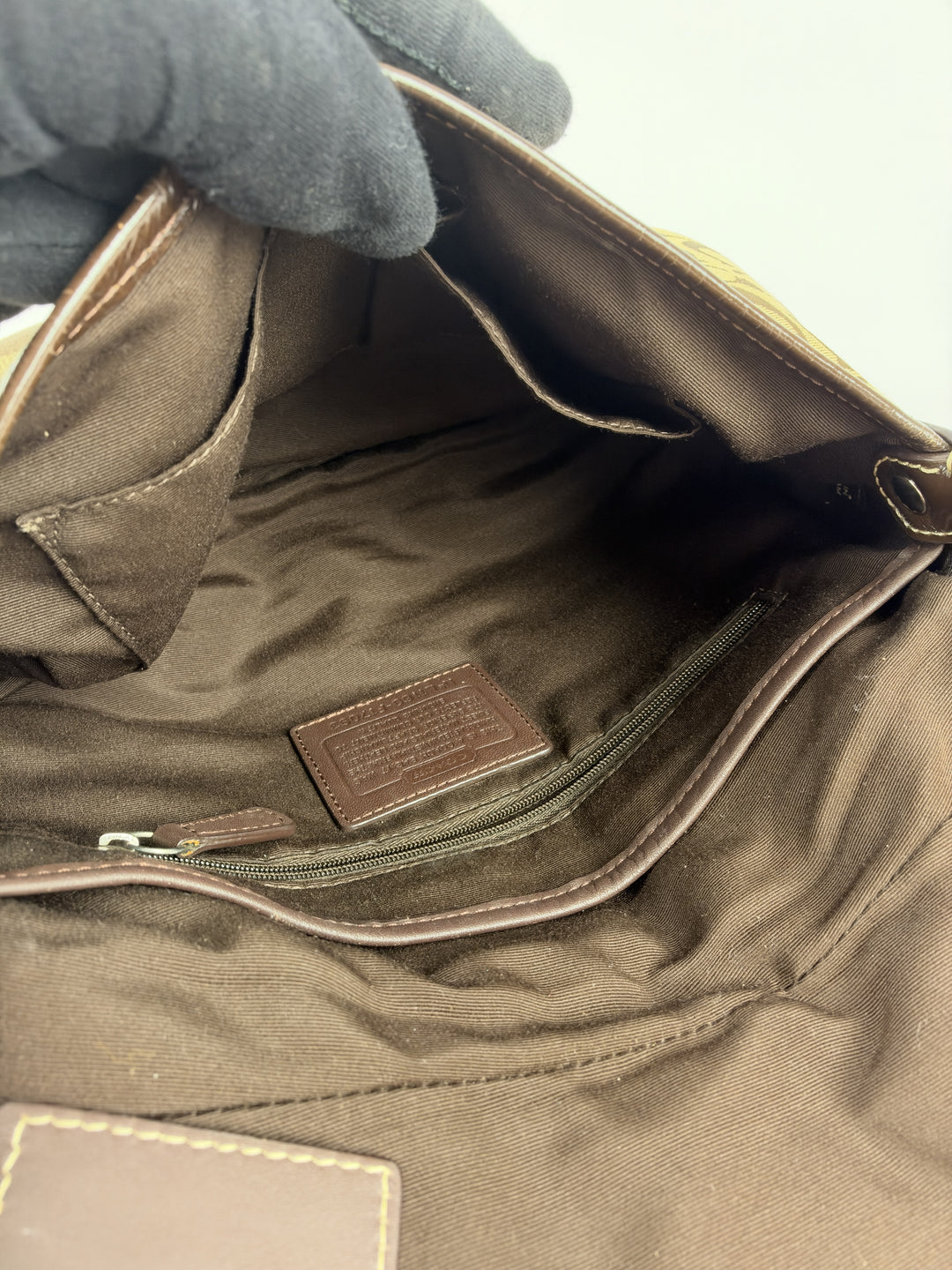 Coach Soho Signature Pleated Buckle Flap Baguette Shoulder Bag in Khaki/Braun, Detailansicht 13