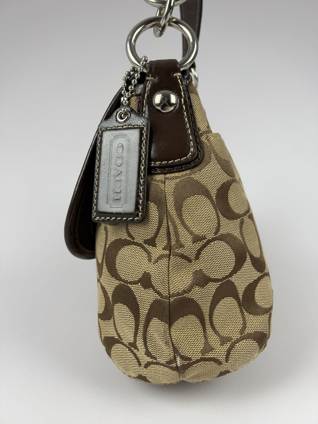 Coach Soho Signature Pleated Buckle Flap Baguette Shoulder Bag in Khaki/Braun, Detailansicht 2