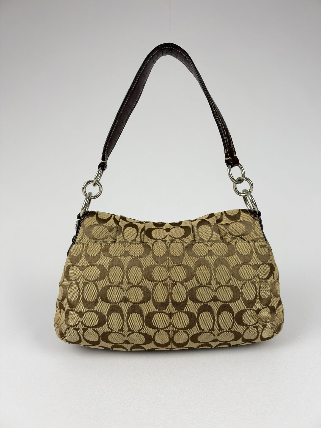 Coach Soho Signature Pleated Buckle Flap Baguette Shoulder Bag in Khaki/Braun, Detailansicht 3