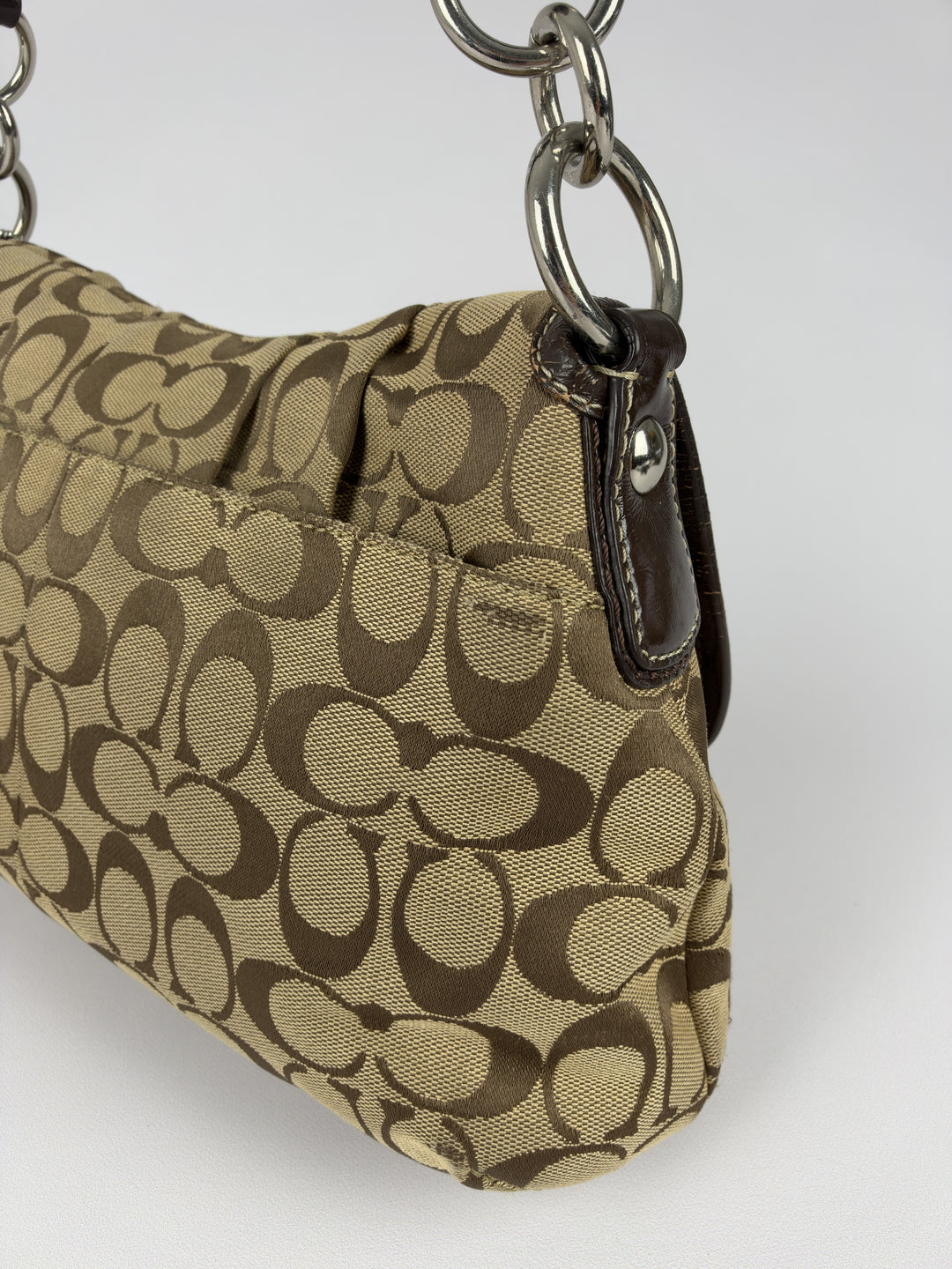 Coach Soho Signature Pleated Buckle Flap Baguette Shoulder Bag in Khaki/Braun, Detailansicht 4