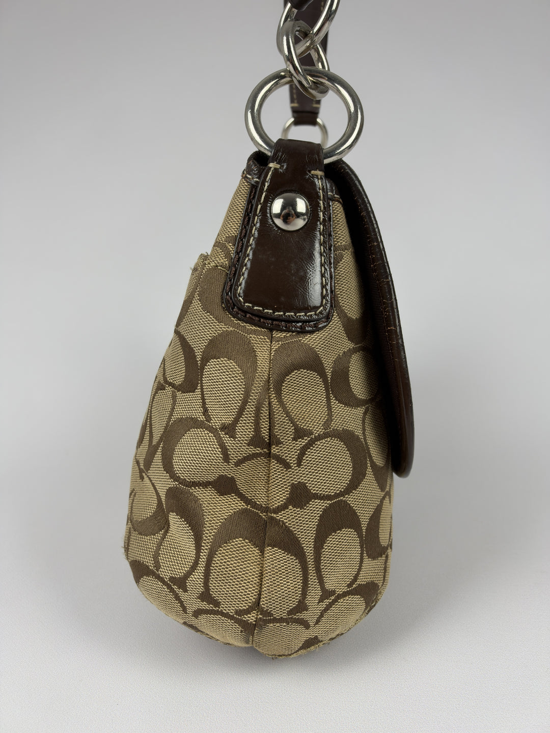 Coach Soho Signature Pleated Buckle Flap Baguette Shoulder Bag in Khaki/Braun, Detailansicht 5