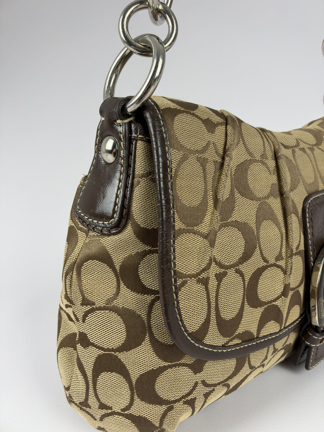 Coach Soho Signature Pleated Buckle Flap Baguette Shoulder Bag in Khaki/Braun, Detailansicht 6