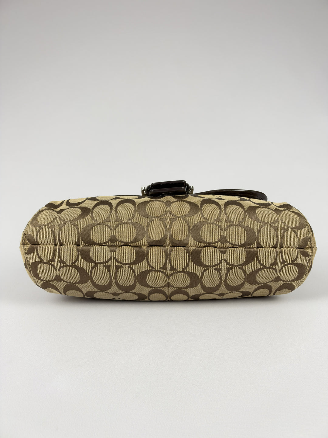 Coach Soho Signature Pleated Buckle Flap Baguette Shoulder Bag in Khaki/Braun, Detailansicht 7