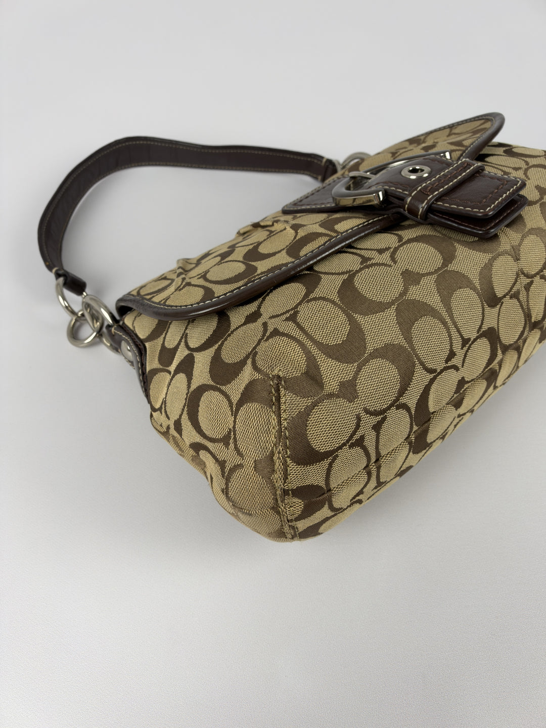 Coach Soho Signature Pleated Buckle Flap Baguette Shoulder Bag in Khaki/Braun, Detailansicht 8