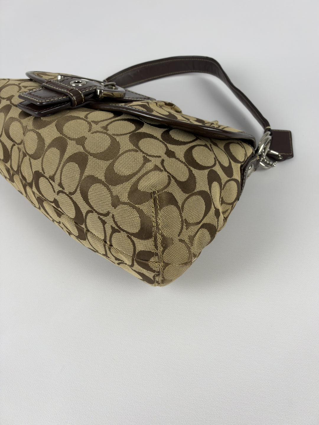 Coach Soho Signature Pleated Buckle Flap Baguette Shoulder Bag in Khaki/Braun, Detailansicht 9