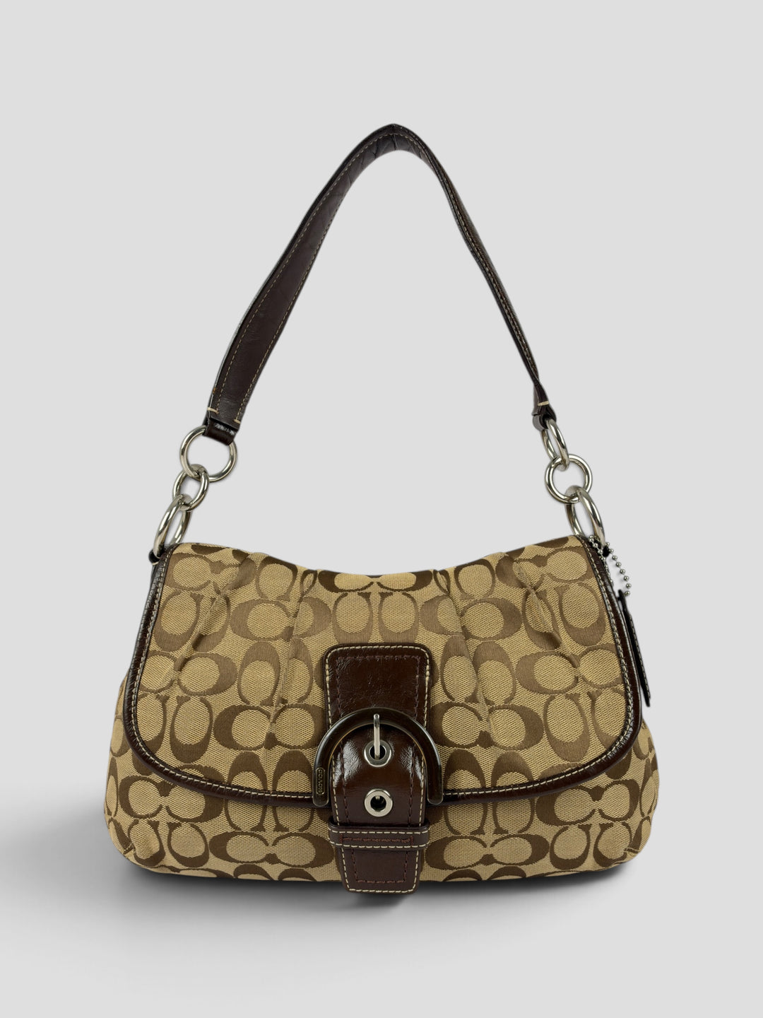 Coach Soho Signature Pleated Buckle Flap Baguette Shoulder Bag aus Signature-Jacquard-Canvas in Khaki/Braun, Vorderansicht