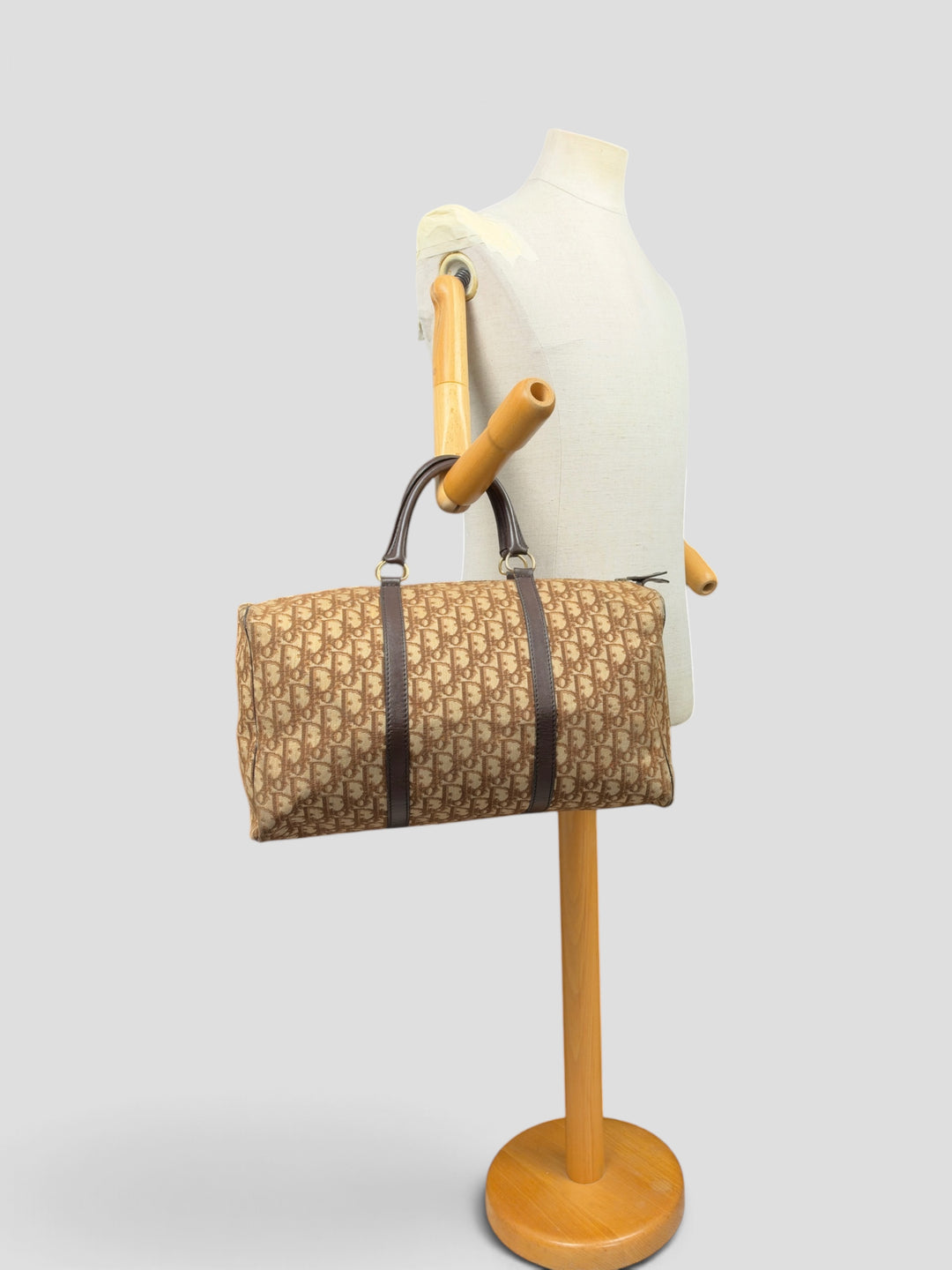Dior Trotter Canvas Boston Bag 40 in Beige/Braun, getragen an der Schneiderpuppe