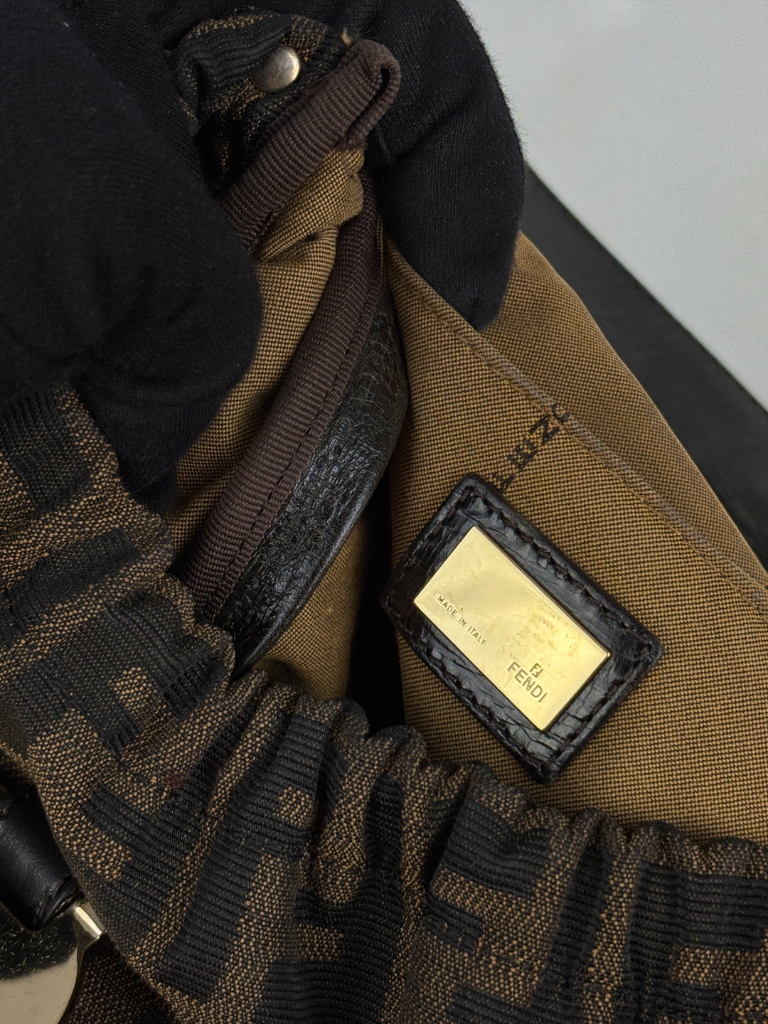 Fendi Vintage Zucca Canvas Bauletto Handtasche – Satchel mit Fronttasche und rundem Fendi-Drehverschluss