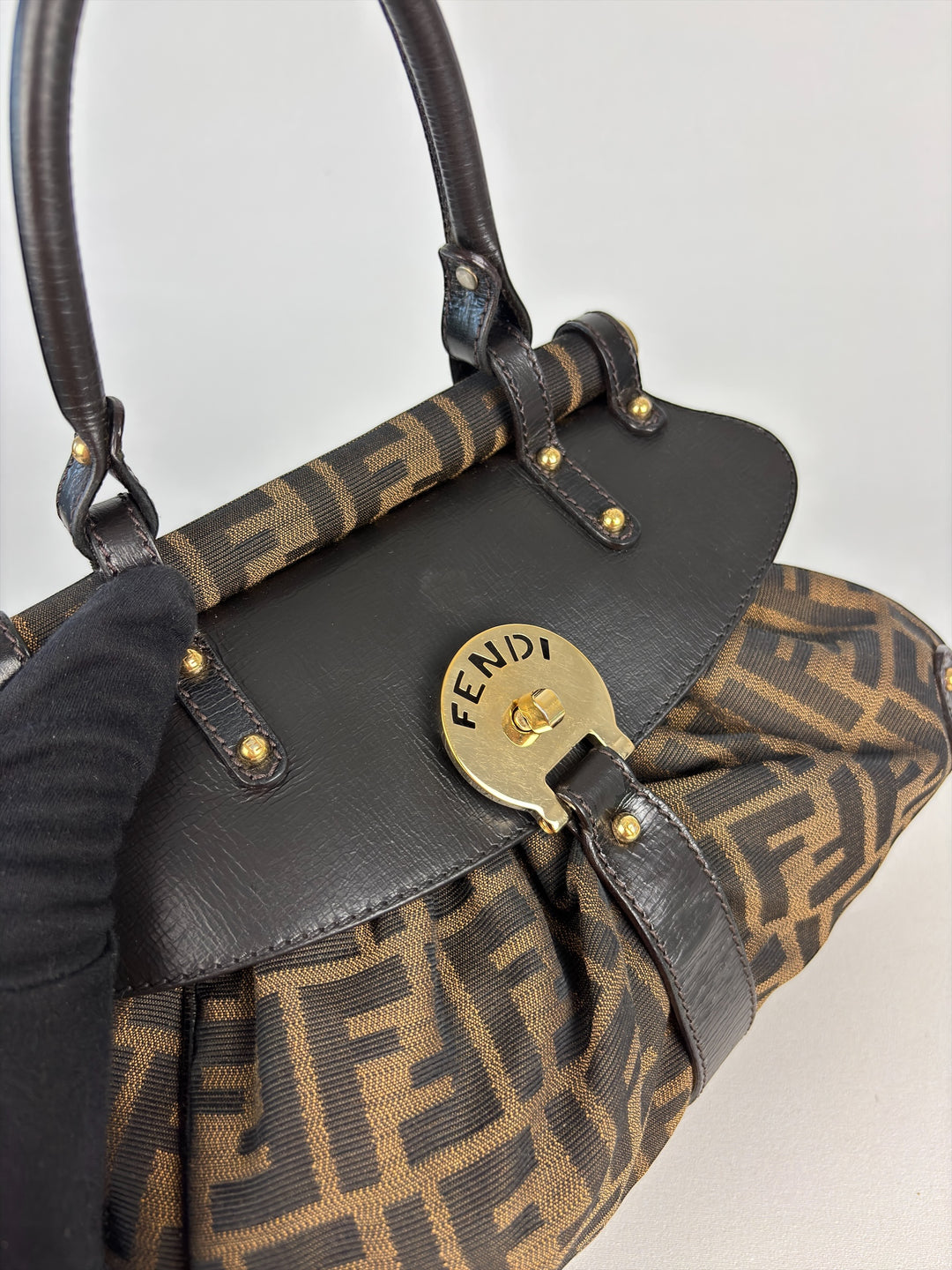 Fendi Vintage Zucca Canvas Bauletto Handtasche – Satchel mit Fronttasche und rundem Fendi-Drehverschluss