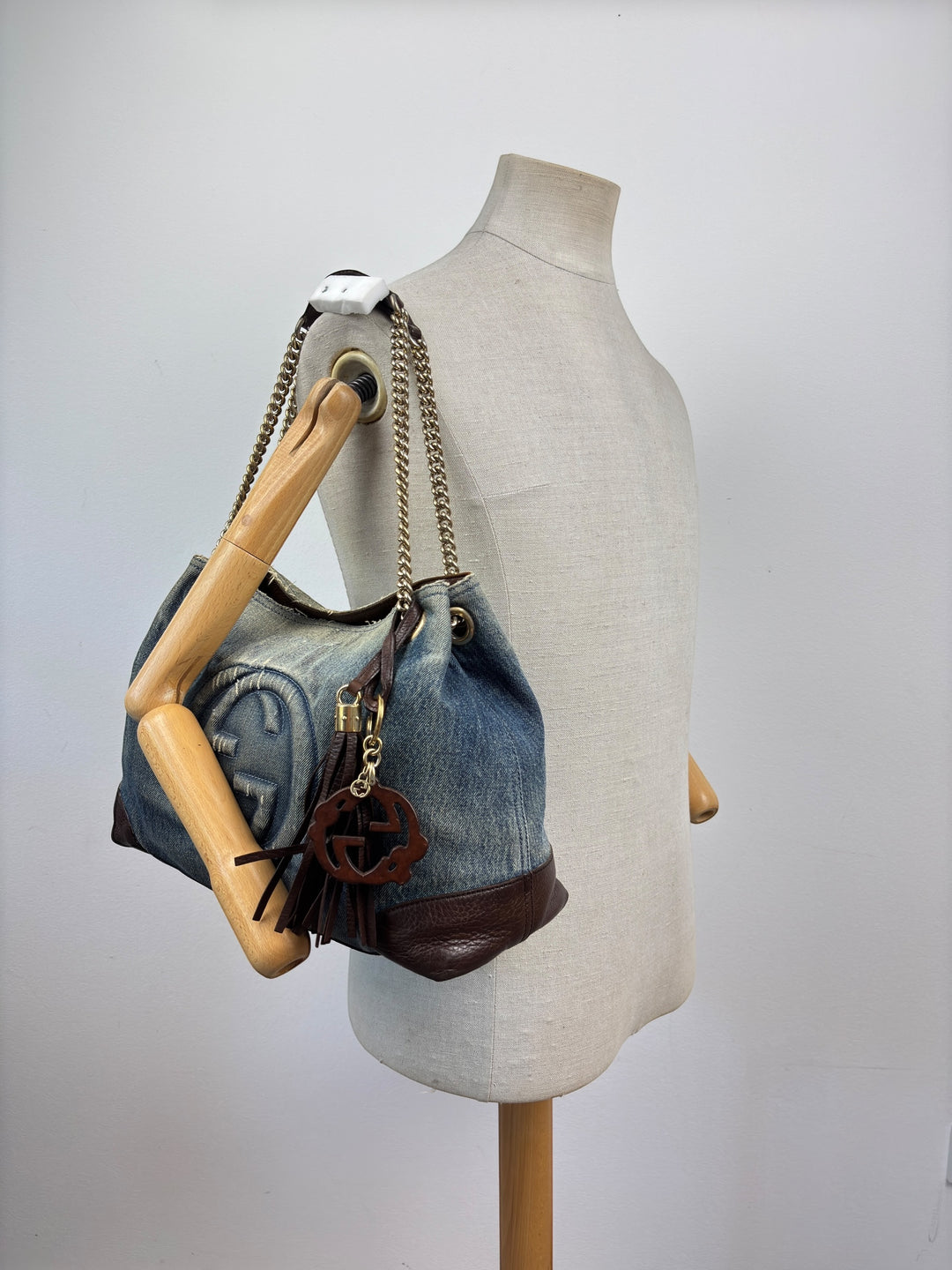 Gucci Soho Denim Tote/Hobo Bag mit Kettenriemen und Fransenanhänger