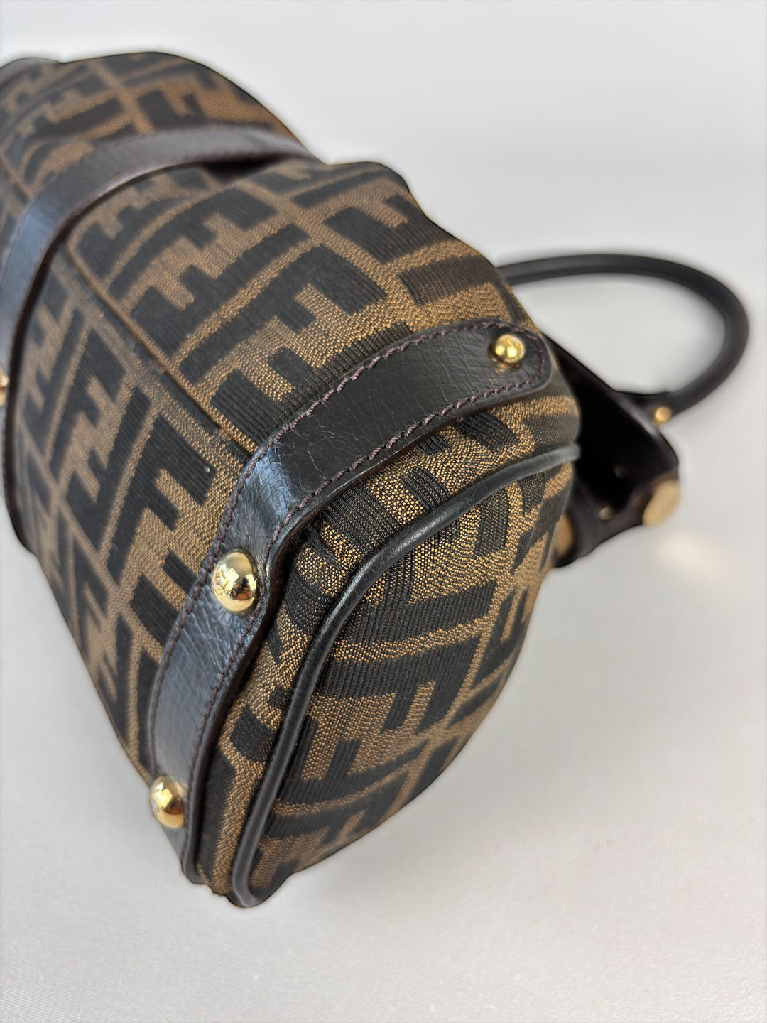 Fendi Vintage Zucca Canvas Bauletto Handtasche – Satchel mit Fronttasche und rundem Fendi-Drehverschluss