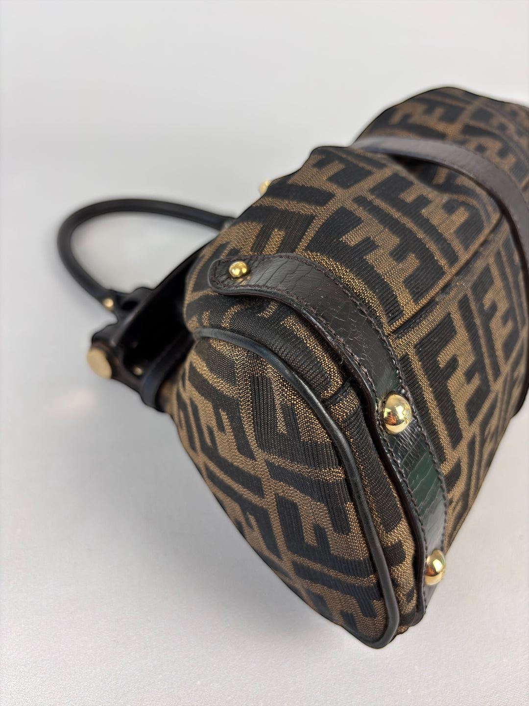 Fendi Vintage Zucca Canvas Bauletto Handtasche – Satchel mit Fronttasche und rundem Fendi-Drehverschluss