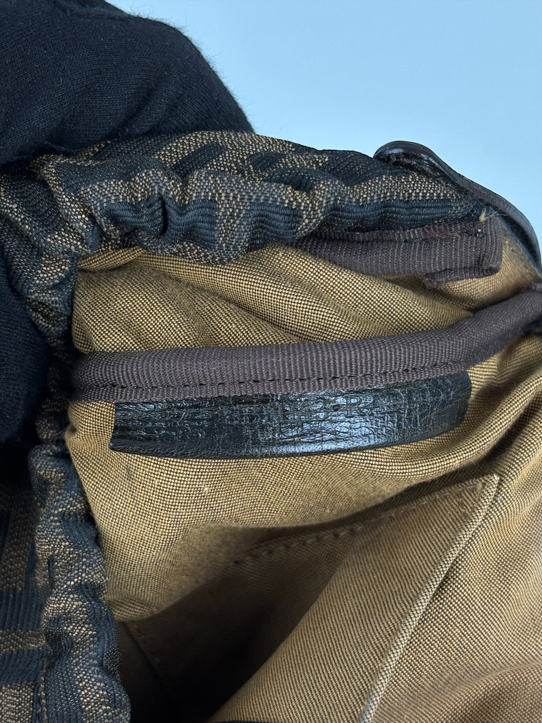 Fendi Vintage Zucca Canvas Bauletto Handtasche – Satchel mit Fronttasche und rundem Fendi-Drehverschluss