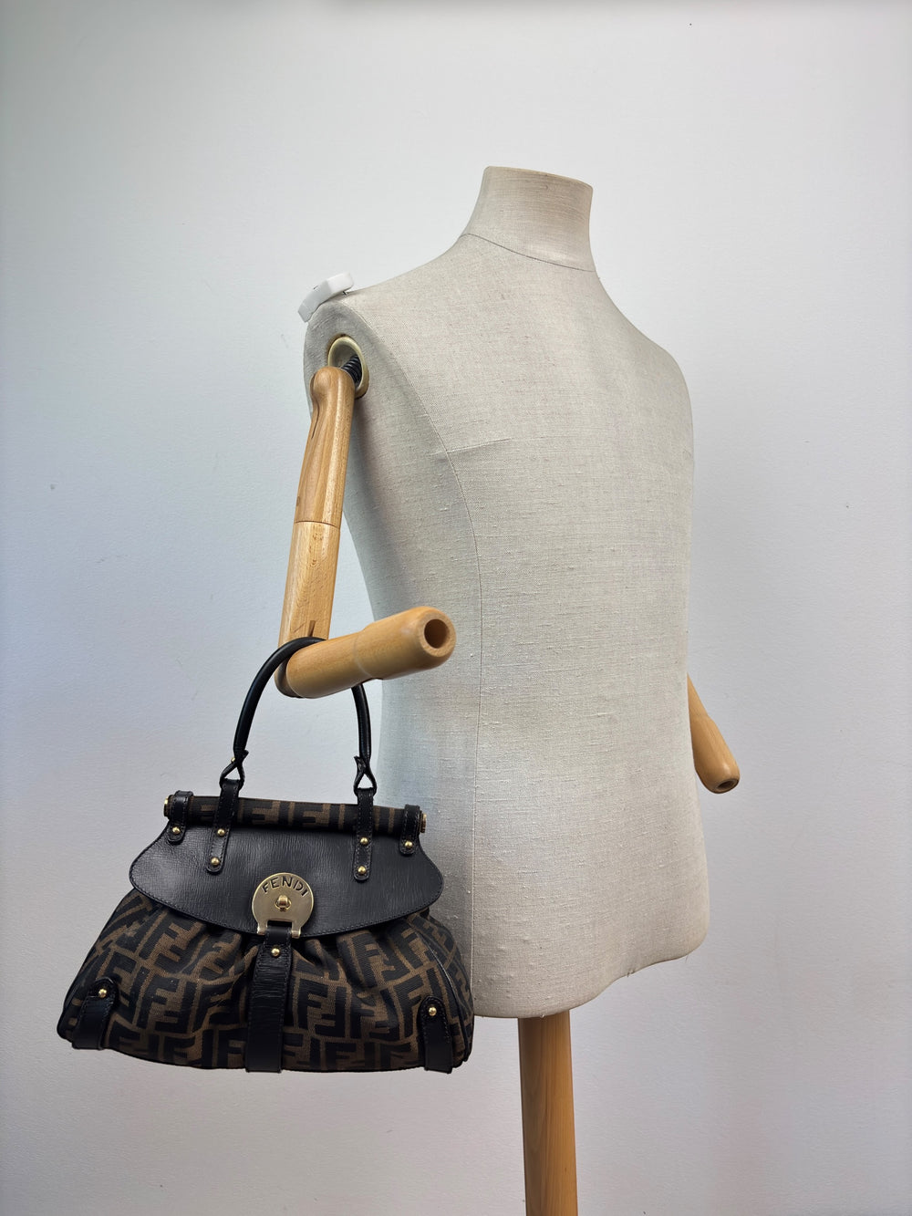 Fendi Vintage Zucca Canvas Bauletto Handtasche – Satchel mit Fronttasche und rundem Fendi-Drehverschluss
