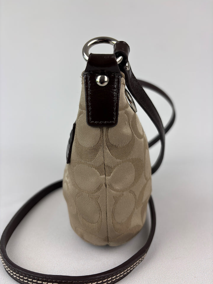 Coach Signature Crossbody Pouch (Mini-Hobo mit Schulterriemen)