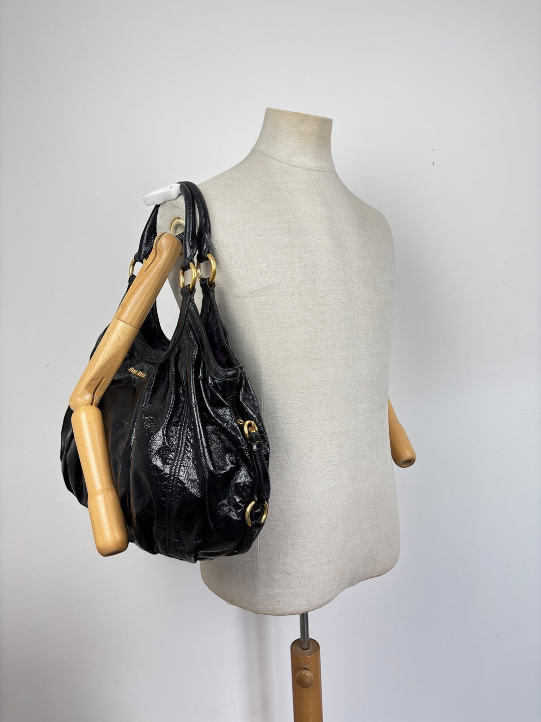 Miu Miu Lackleder Hobo Bag Croissant Halfmoon Schultertasche