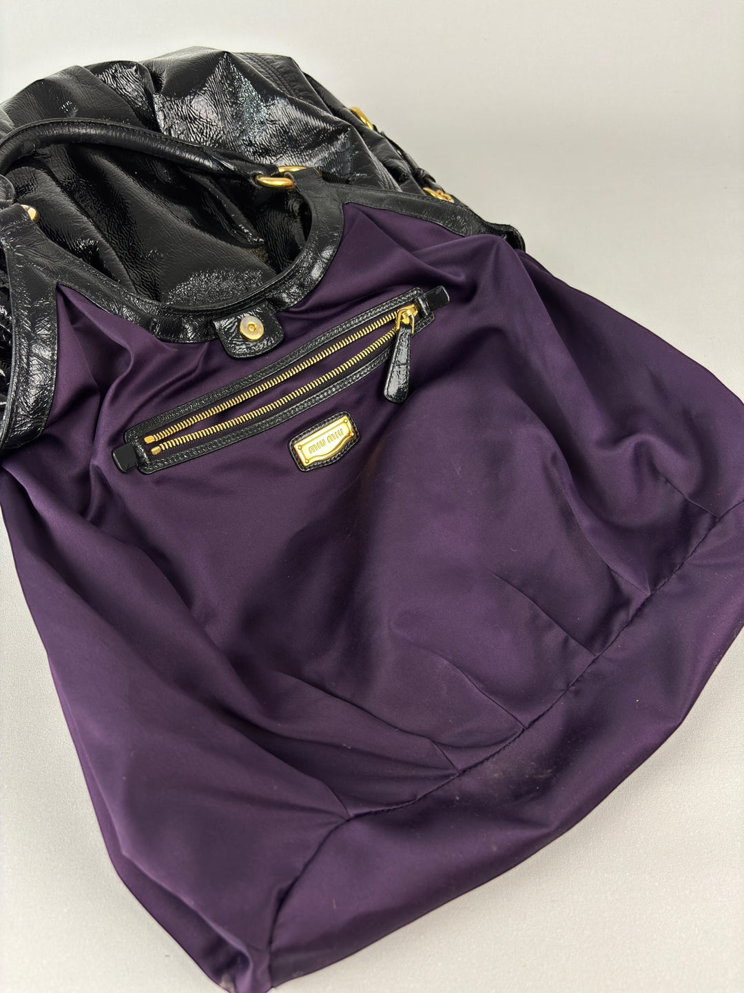 Miu Miu Lackleder Hobo Bag Croissant Halfmoon Schultertasche