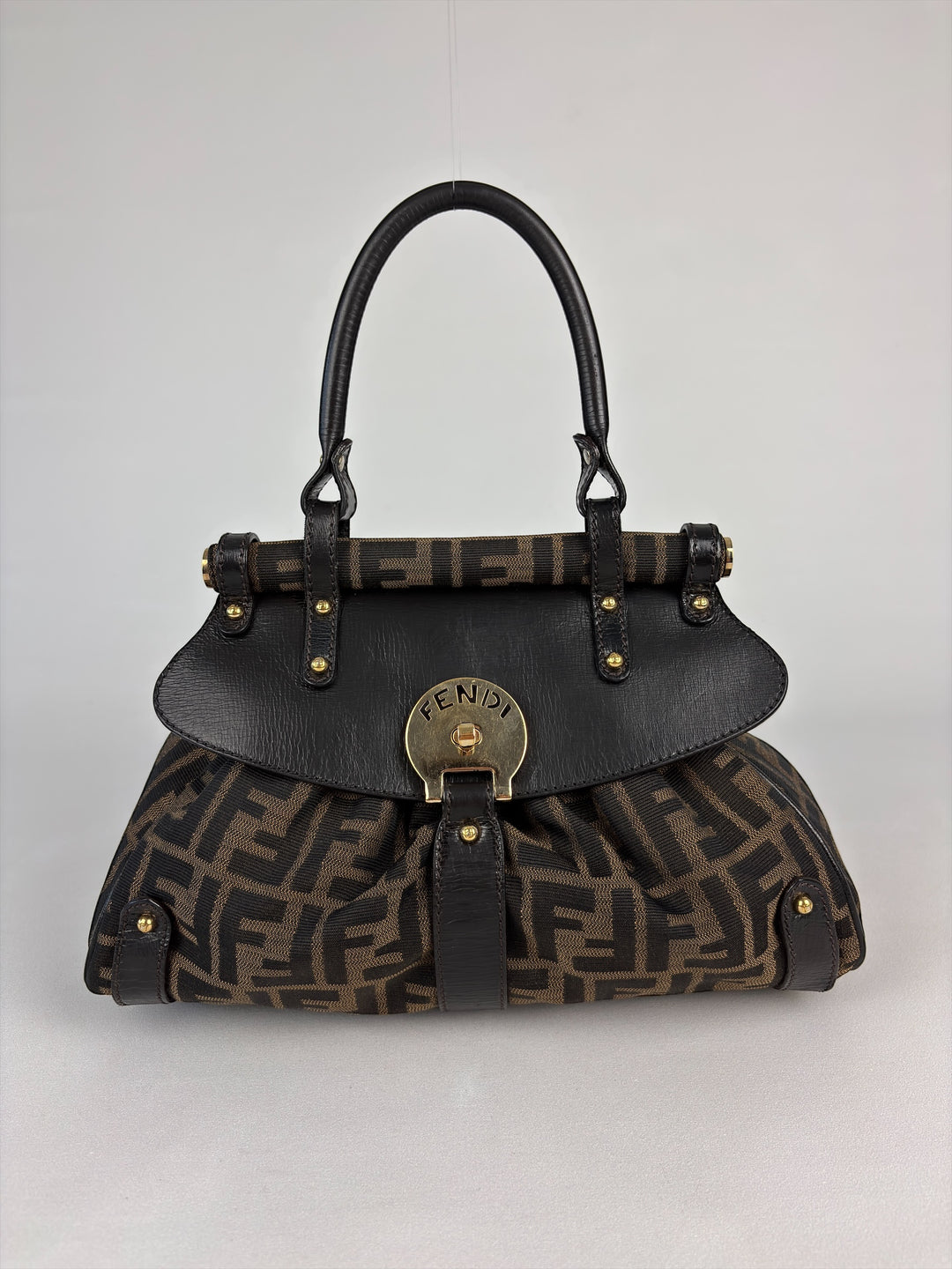 Fendi Vintage Zucca Canvas Bauletto Handtasche – Satchel mit Fronttasche und rundem Fendi-Drehverschluss