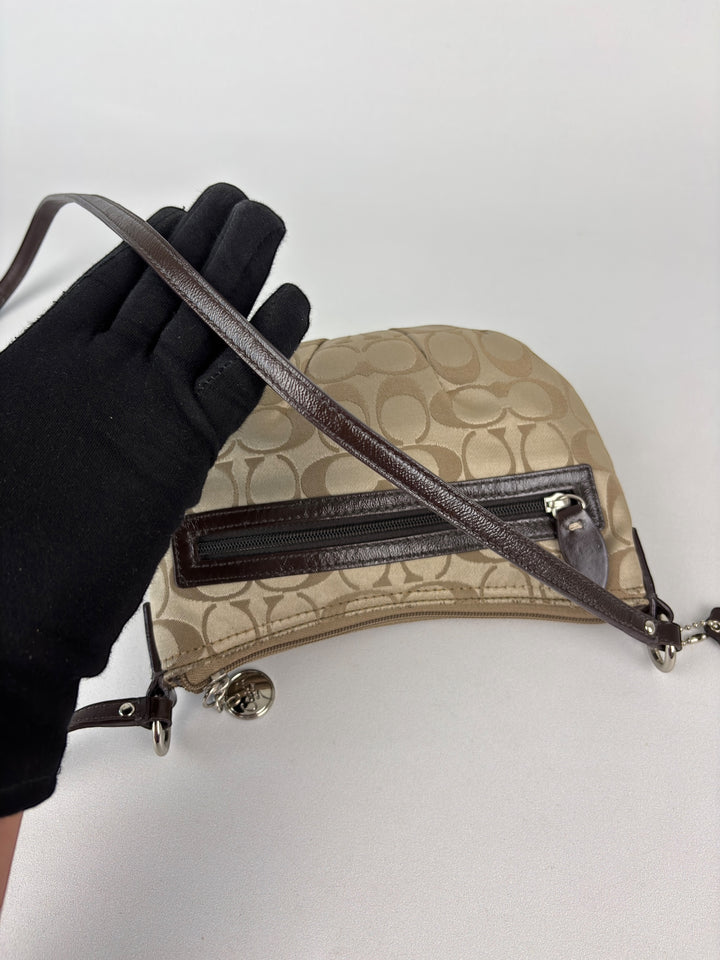 Coach Signature Crossbody Pouch (Mini-Hobo mit Schulterriemen)