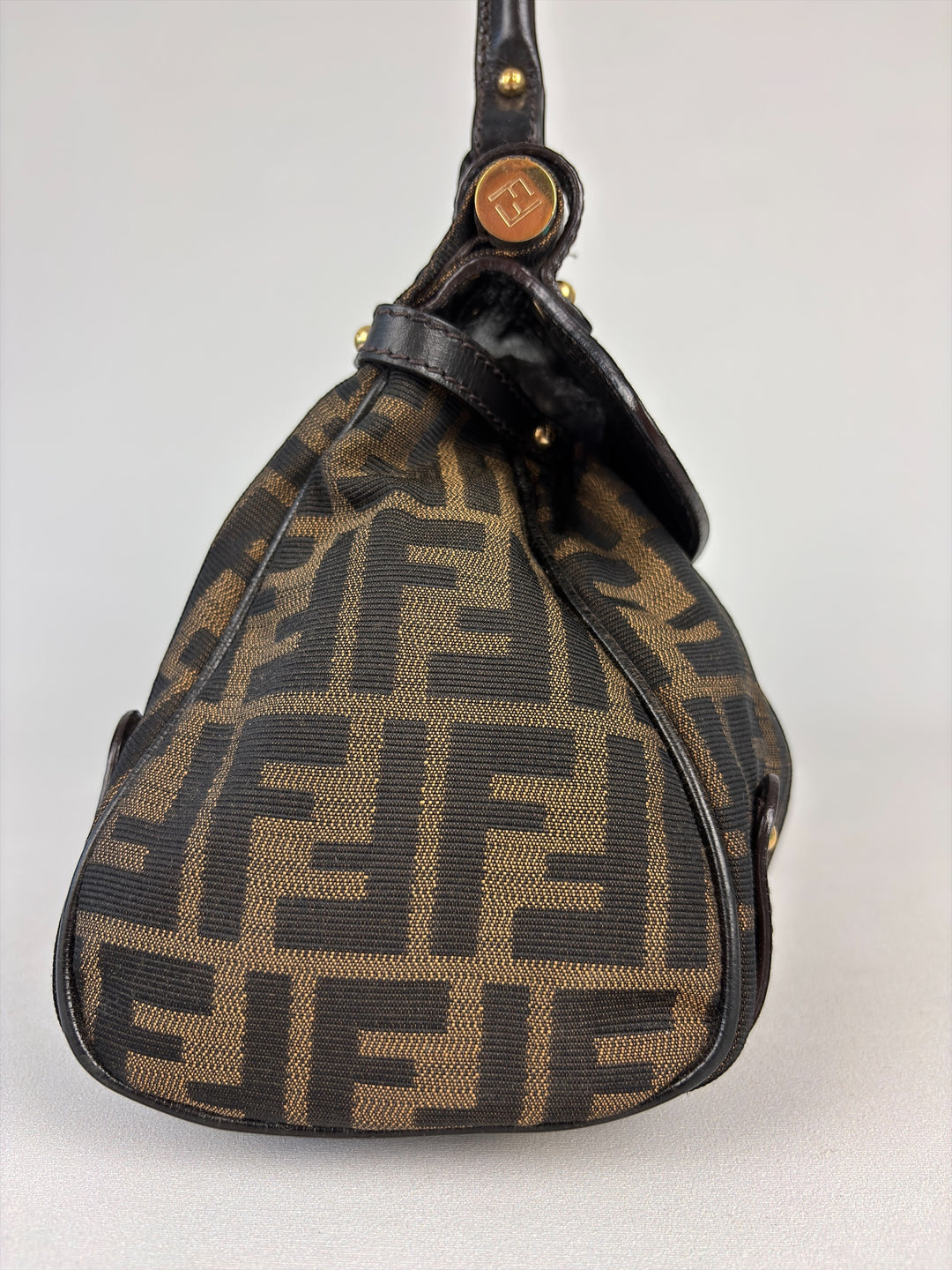Fendi Vintage Zucca Canvas Bauletto Handtasche – Satchel mit Fronttasche und rundem Fendi-Drehverschluss
