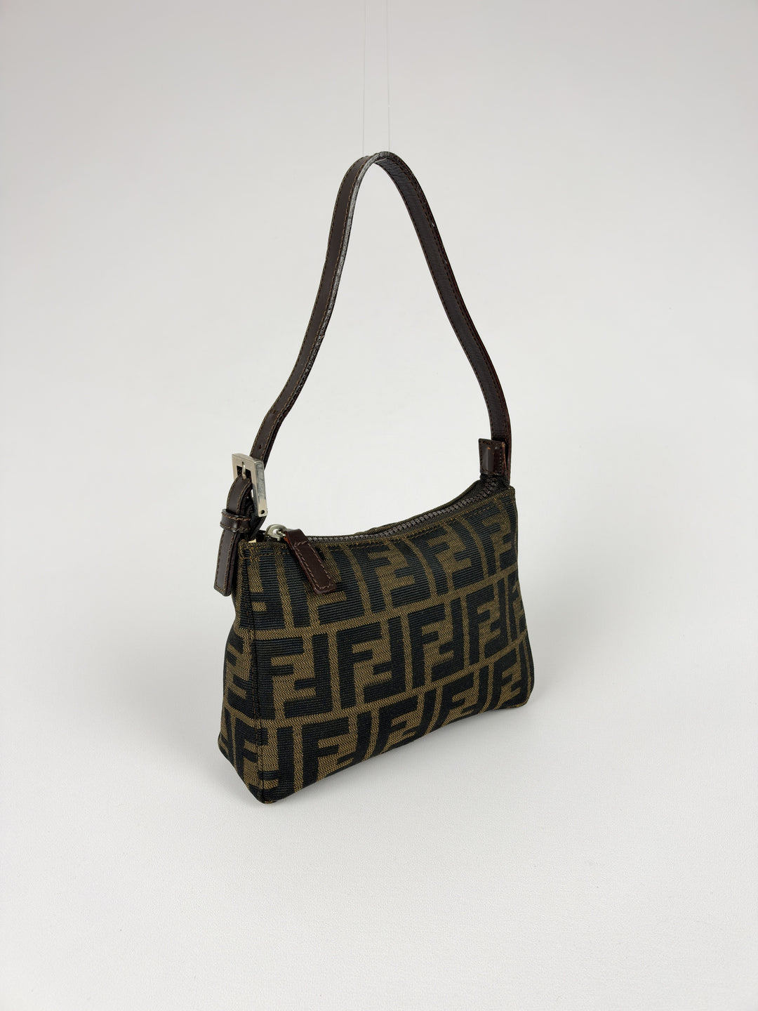 Fendi Zucca Canvas Baguette Pochette Shoulder Bag in Tabak/Schwarz, Detailansicht 1