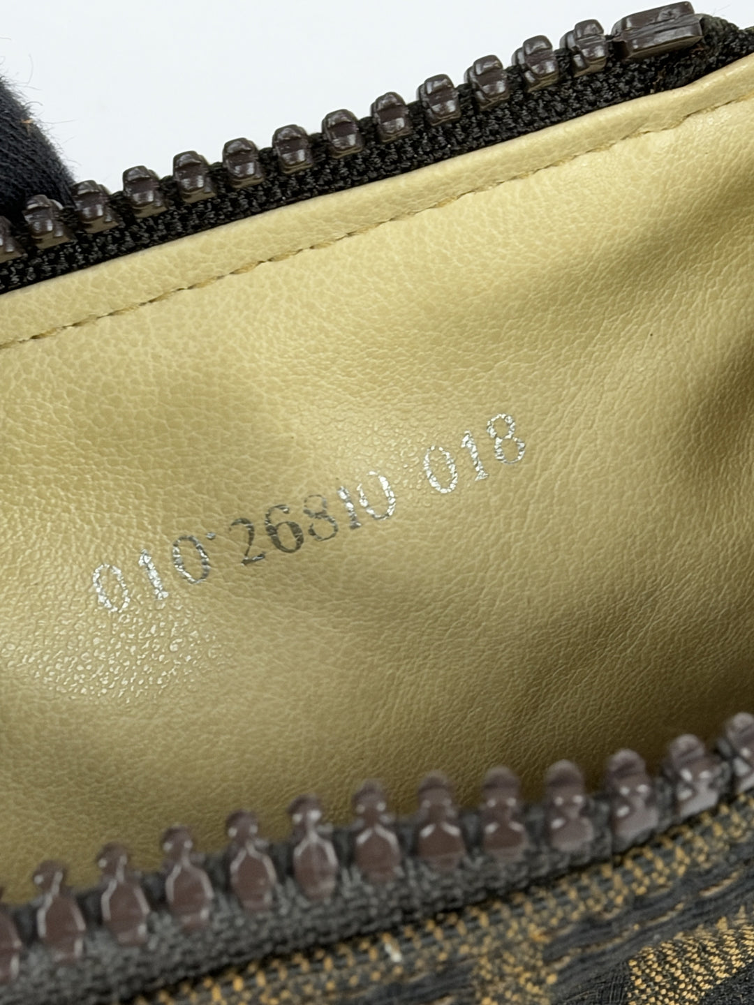 Fendi Zucca Canvas Baguette Pochette Shoulder Bag in Tabak/Schwarz, Detailansicht 10