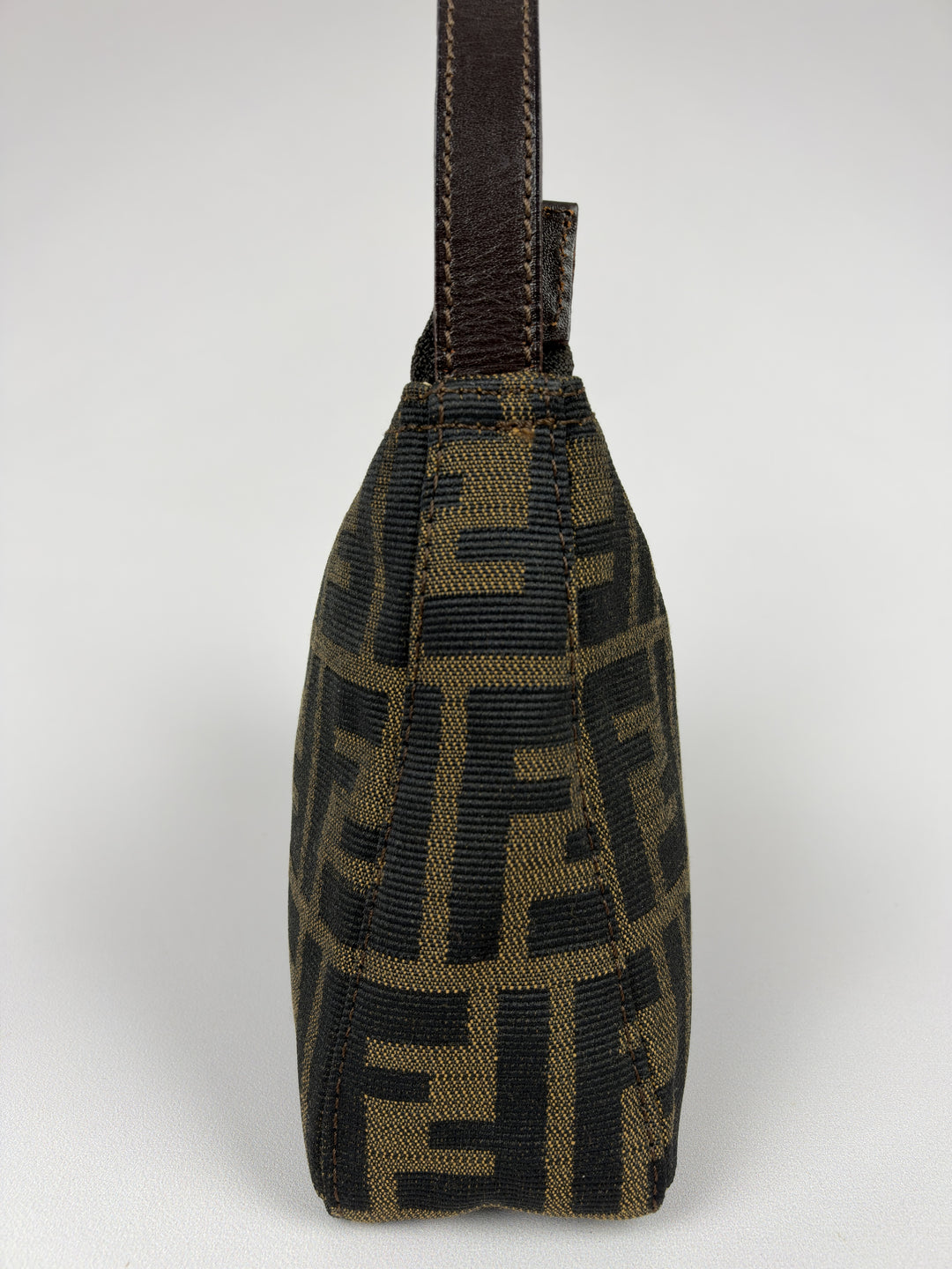 Fendi Zucca Canvas Baguette Pochette Shoulder Bag in Tabak/Schwarz, Detailansicht 2