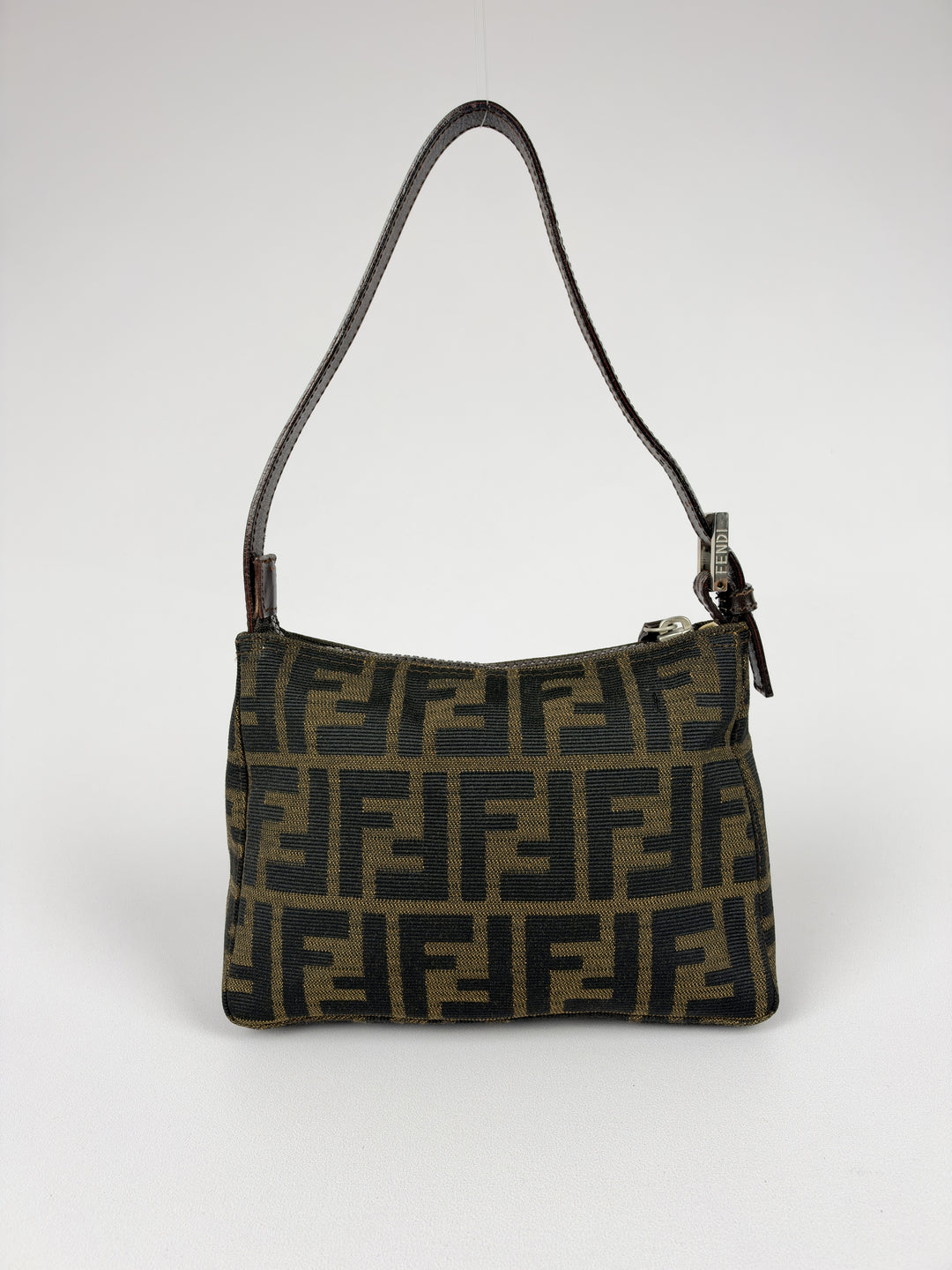 Fendi Zucca Canvas Baguette Pochette Shoulder Bag in Tabak/Schwarz, Detailansicht 3