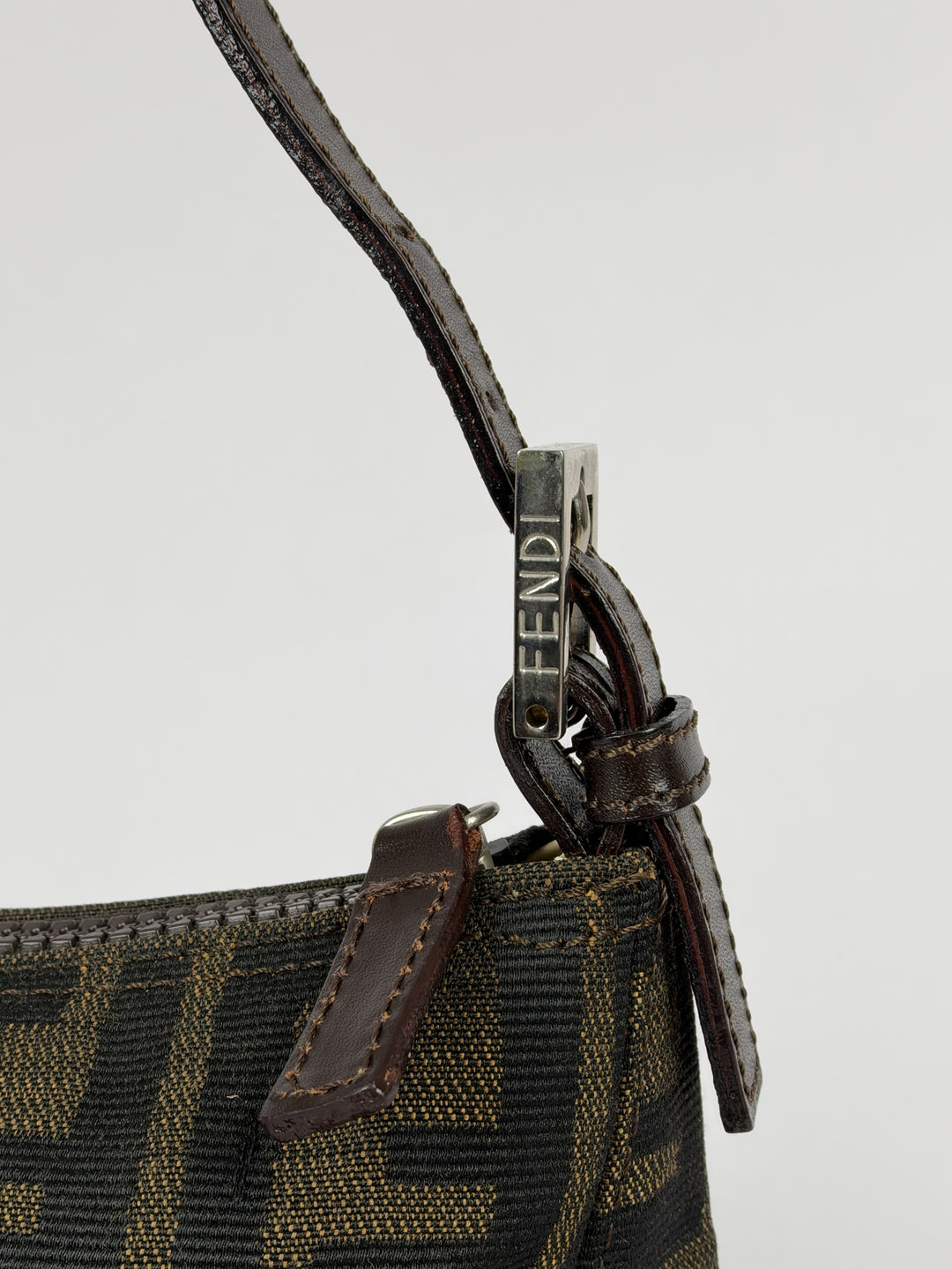 Fendi Zucca Canvas Baguette Pochette Shoulder Bag in Tabak/Schwarz, Detailansicht 4