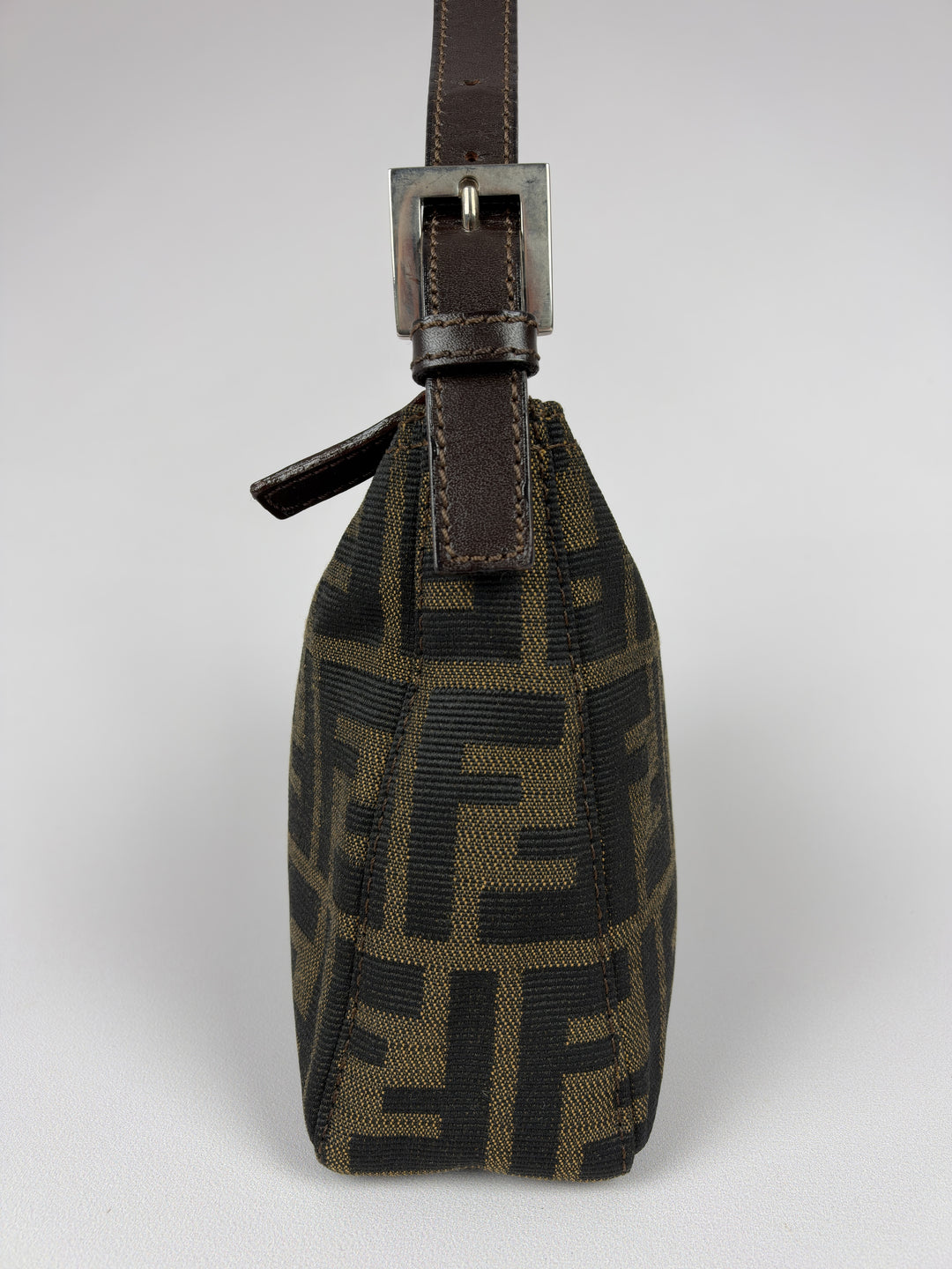 Fendi Zucca Canvas Baguette Pochette Shoulder Bag in Tabak/Schwarz, Detailansicht 5