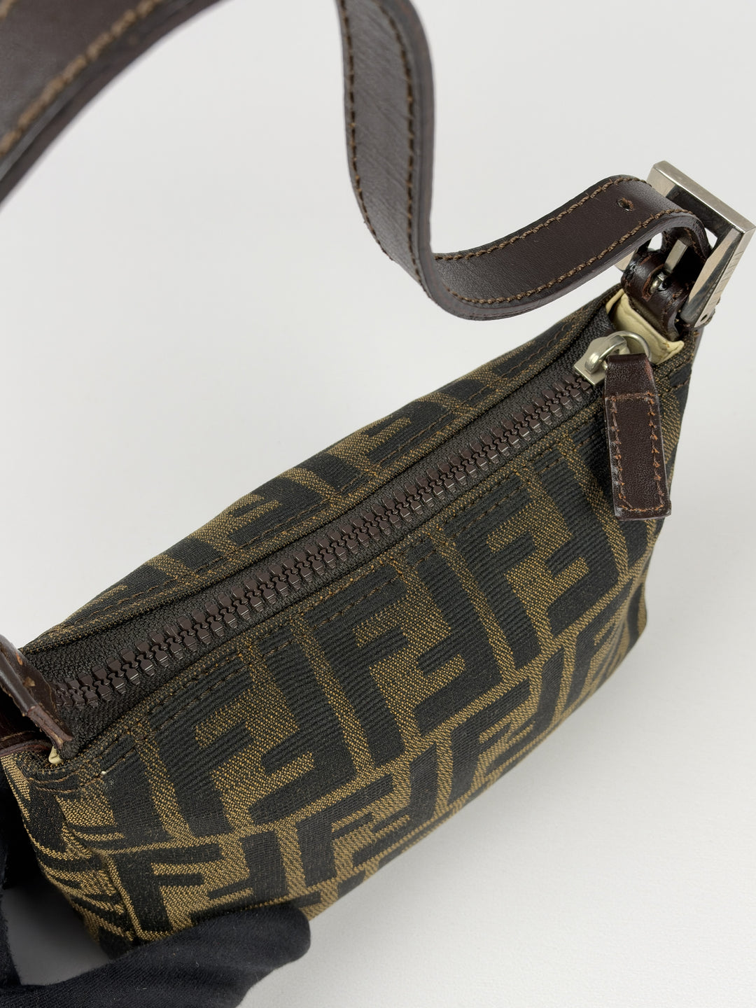 Fendi Zucca Canvas Baguette Pochette Shoulder Bag in Tabak/Schwarz, Detailansicht 7