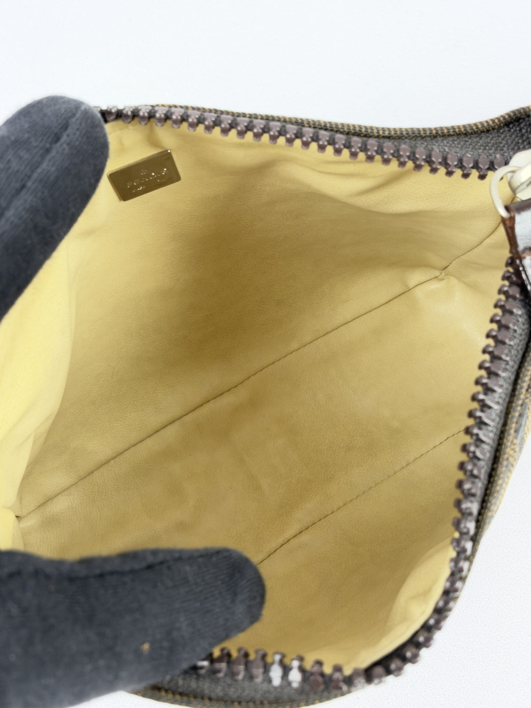 Fendi Zucca Canvas Baguette Pochette Shoulder Bag in Tabak/Schwarz, Detailansicht 8
