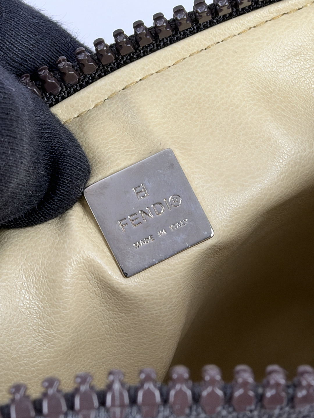 Fendi Zucca Canvas Baguette Pochette Shoulder Bag in Tabak/Schwarz, Detailansicht 9