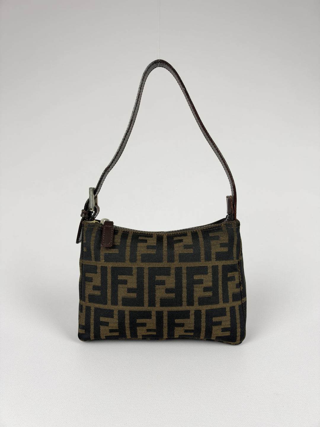 Fendi Zucca Canvas Baguette Pochette Shoulder Bag in Tabak/Schwarz, Vorderansicht im Originalfoto
