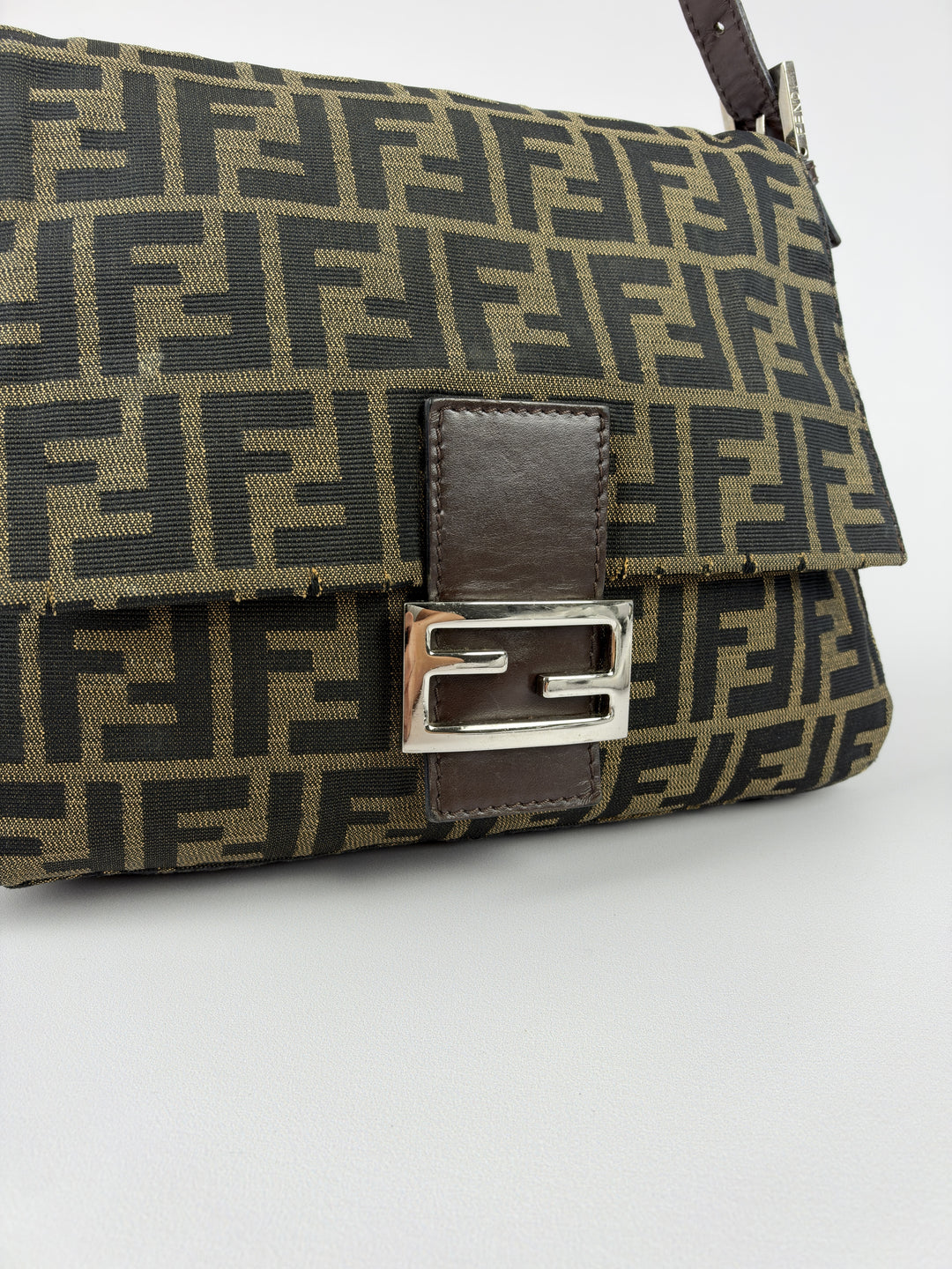 Fendi Zucca Canvas Mamma Baguette Shoulder Bag in Tabakbraun/Schwarz, Detailansicht 1