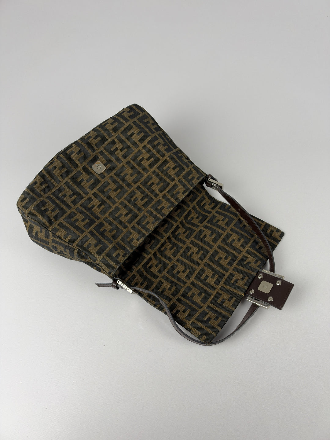 Fendi Zucca Canvas Mamma Baguette Shoulder Bag in Tabakbraun/Schwarz, Detailansicht 10