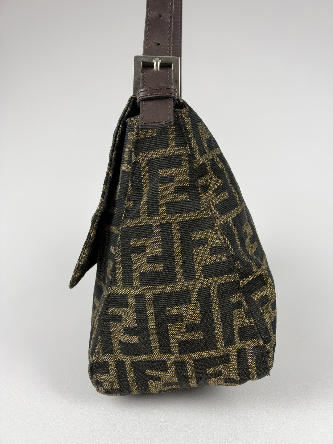 Fendi Zucca Canvas Mamma Baguette Shoulder Bag in Tabakbraun/Schwarz, Detailansicht 2