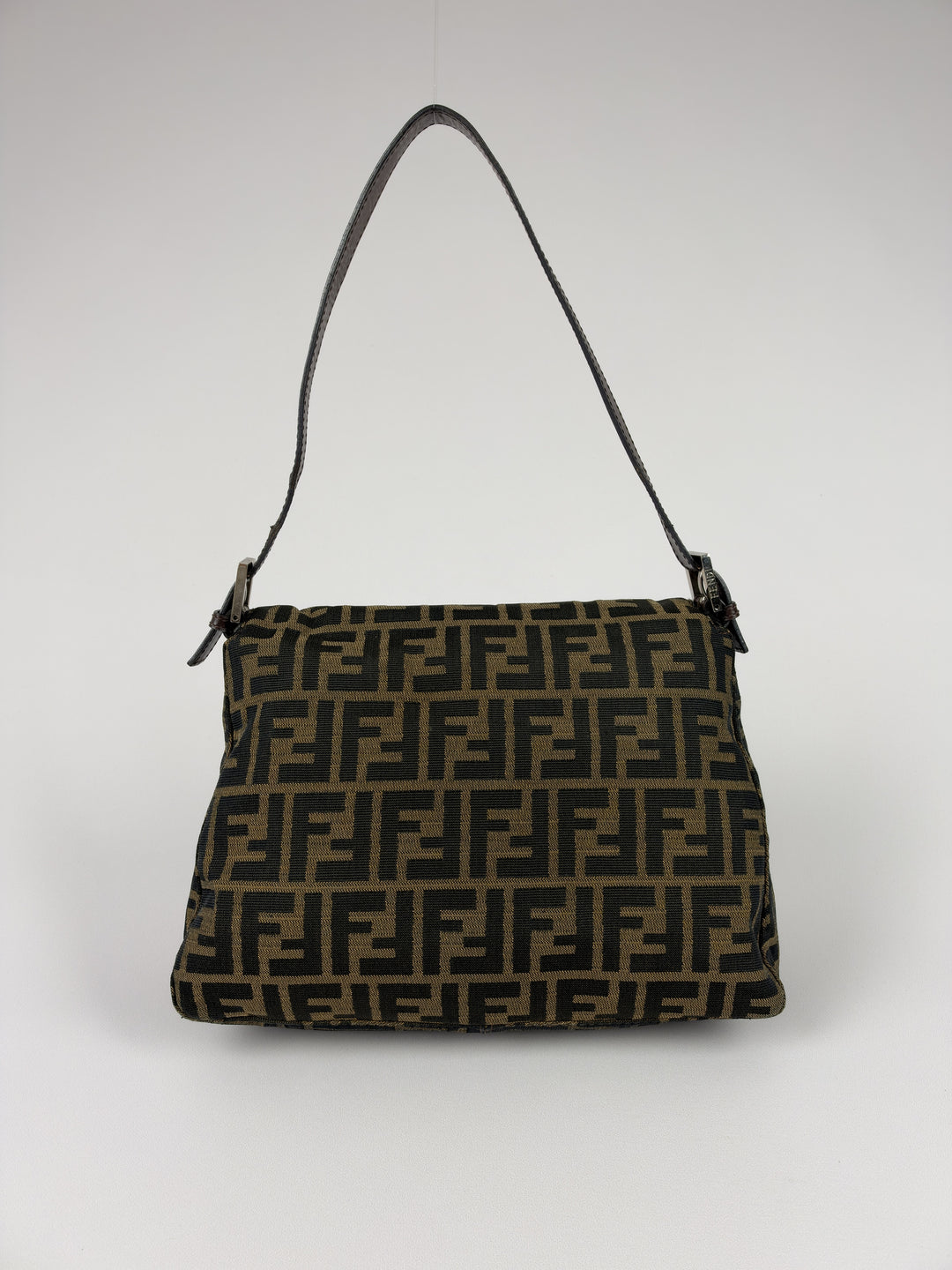 Fendi Zucca Canvas Mamma Baguette Shoulder Bag in Tabakbraun/Schwarz, Detailansicht 3