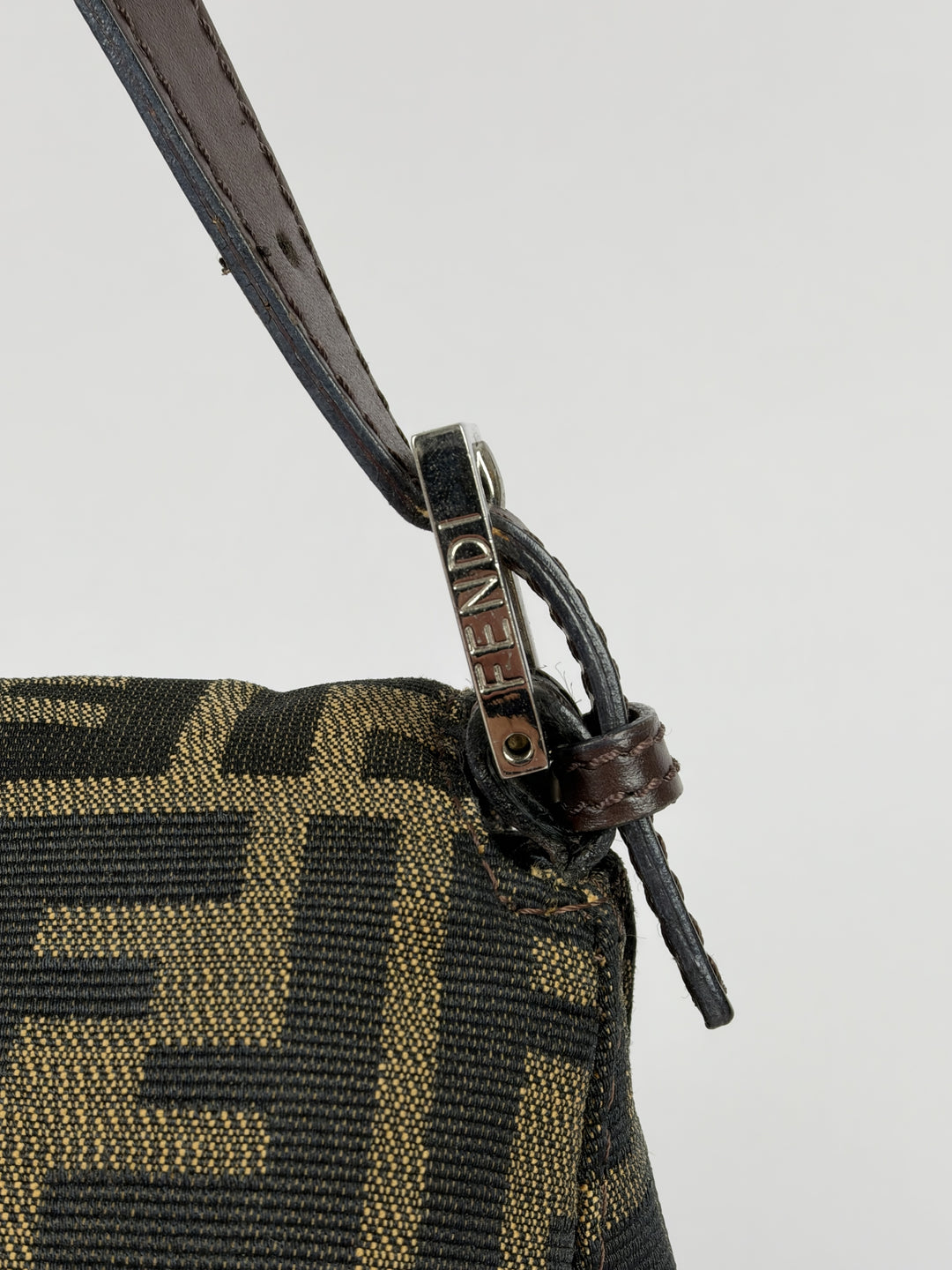 Fendi Zucca Canvas Mamma Baguette Shoulder Bag in Tabakbraun/Schwarz, Detailansicht 4