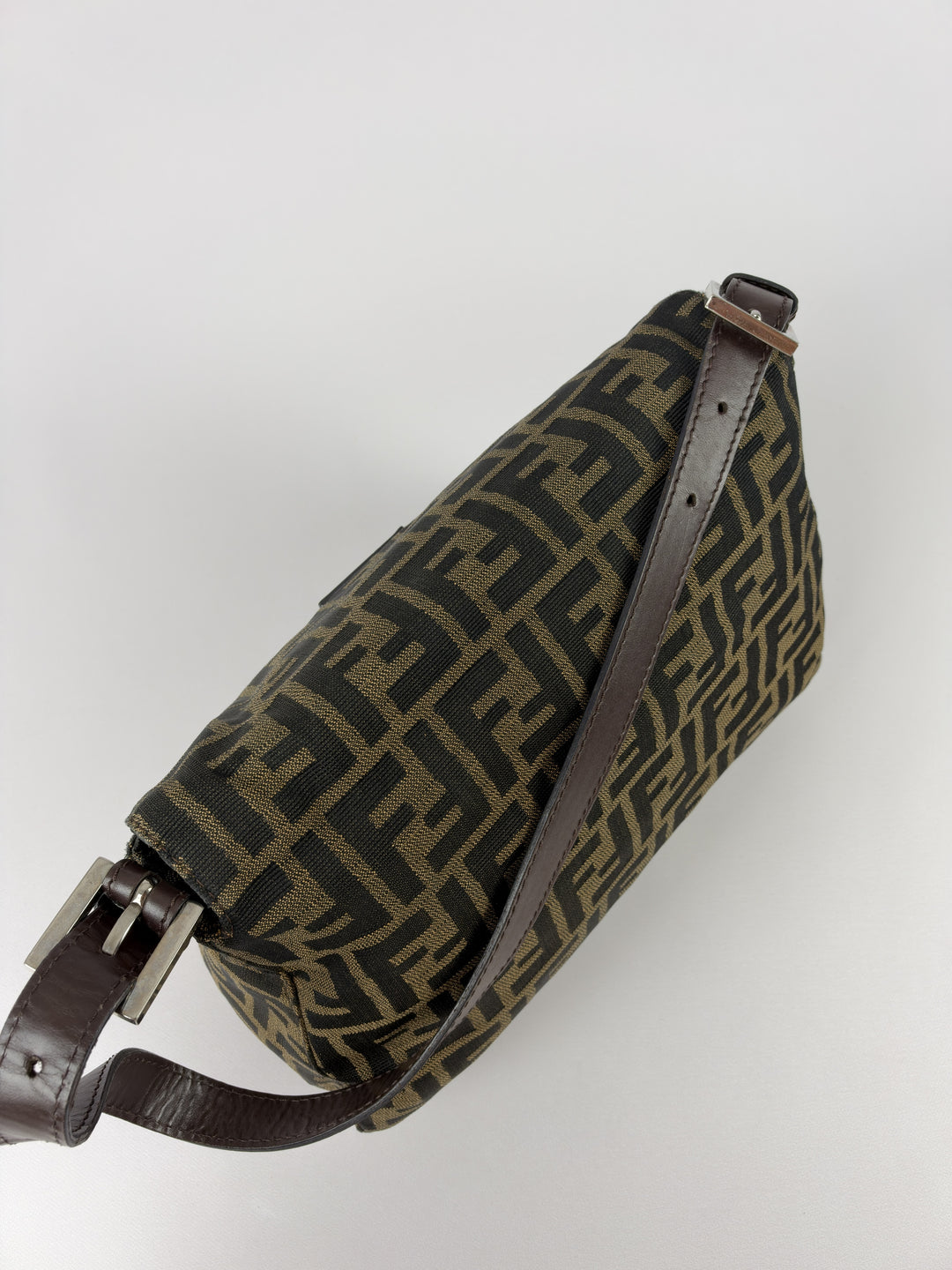 Fendi Zucca Canvas Mamma Baguette Shoulder Bag in Tabakbraun/Schwarz, Detailansicht 5