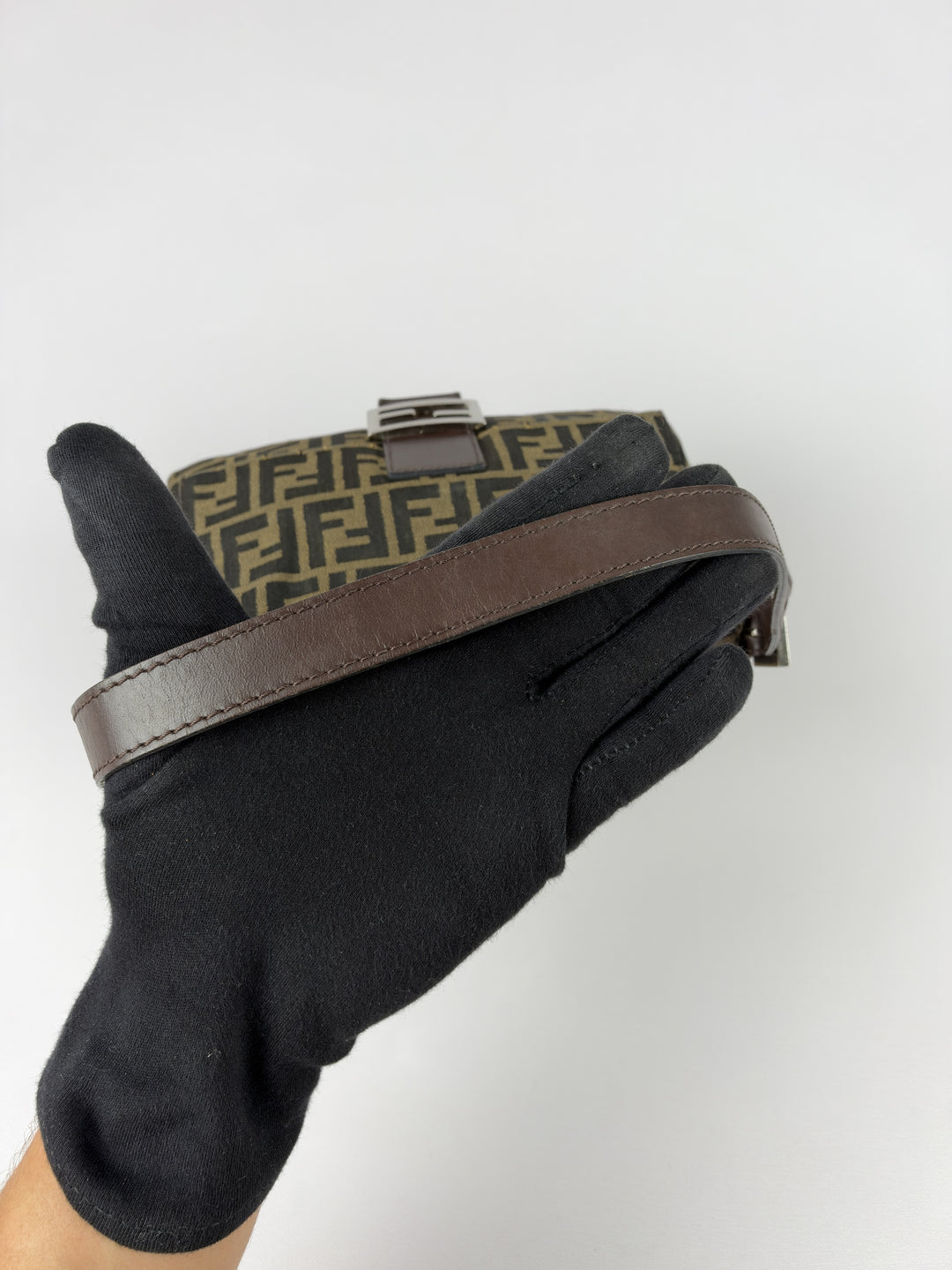 Fendi Zucca Canvas Mamma Baguette Shoulder Bag in Tabakbraun/Schwarz, Detailansicht 6