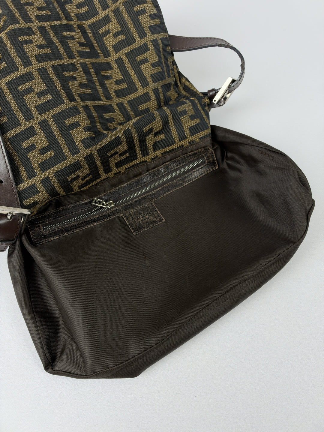 Fendi Zucca Canvas Mamma Baguette Shoulder Bag in Tabakbraun/Schwarz, Detailansicht 7