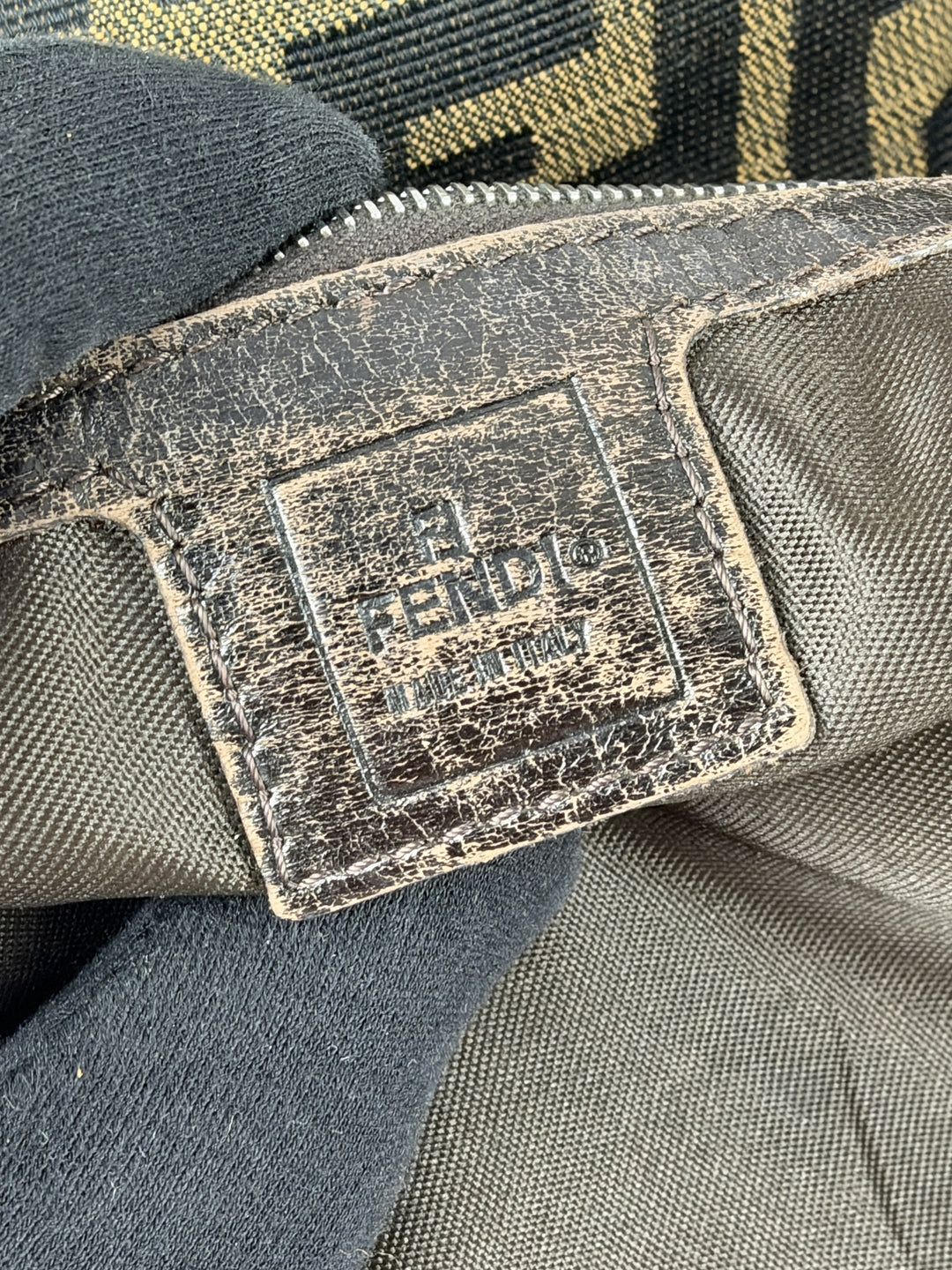Fendi Zucca Canvas Mamma Baguette Shoulder Bag in Tabakbraun/Schwarz, Detailansicht 8