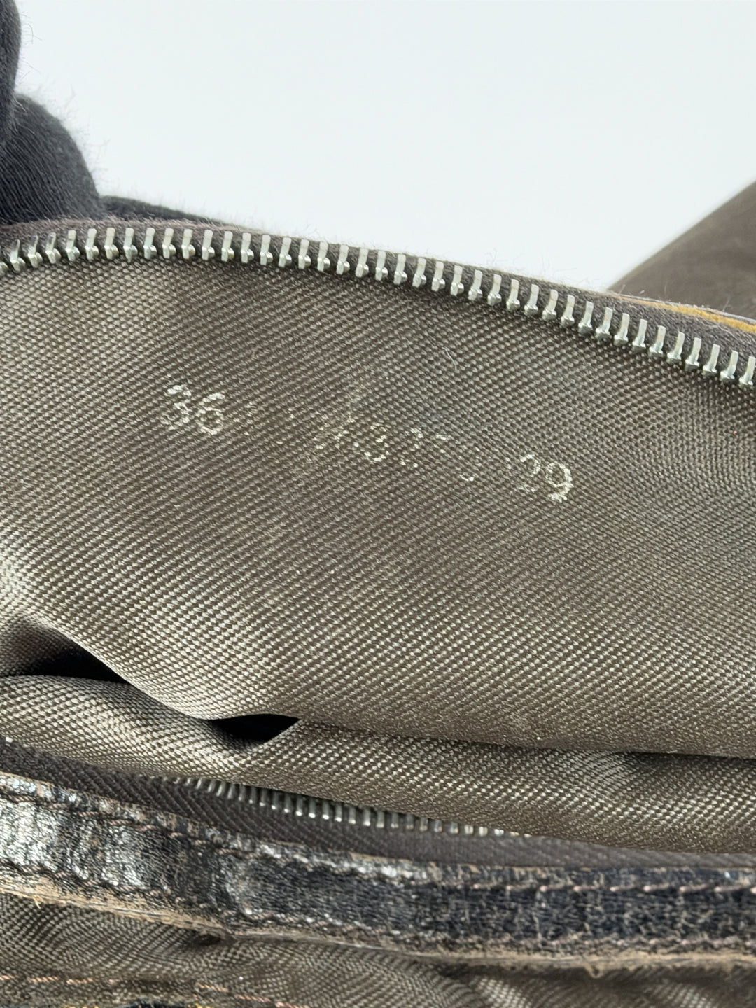 Fendi Zucca Canvas Mamma Baguette Shoulder Bag in Tabakbraun/Schwarz, Detailansicht 9
